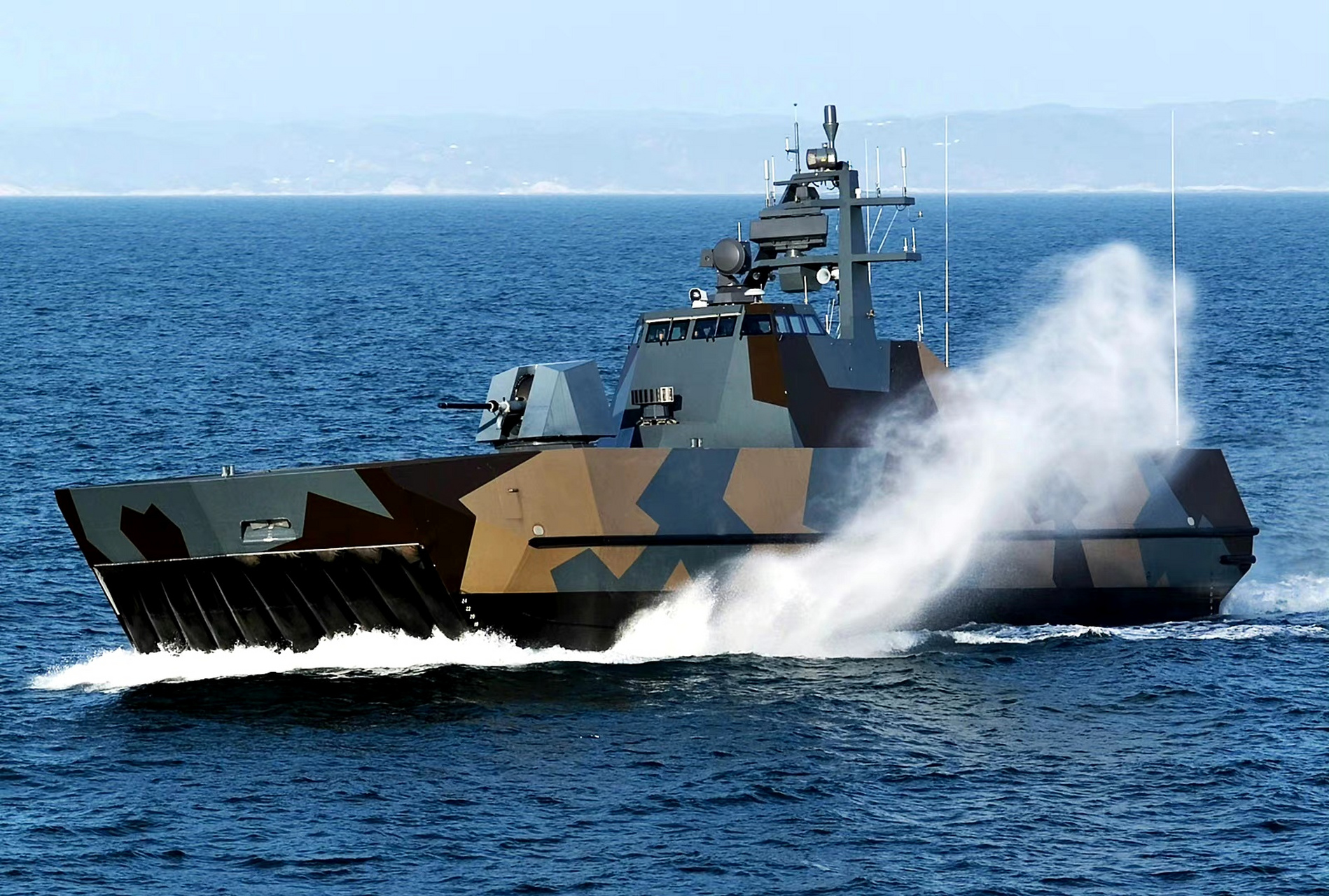 舰船欣赏:挪威海军盾牌级导弹艇,该艇采用半气垫船,半双体船的"气垫