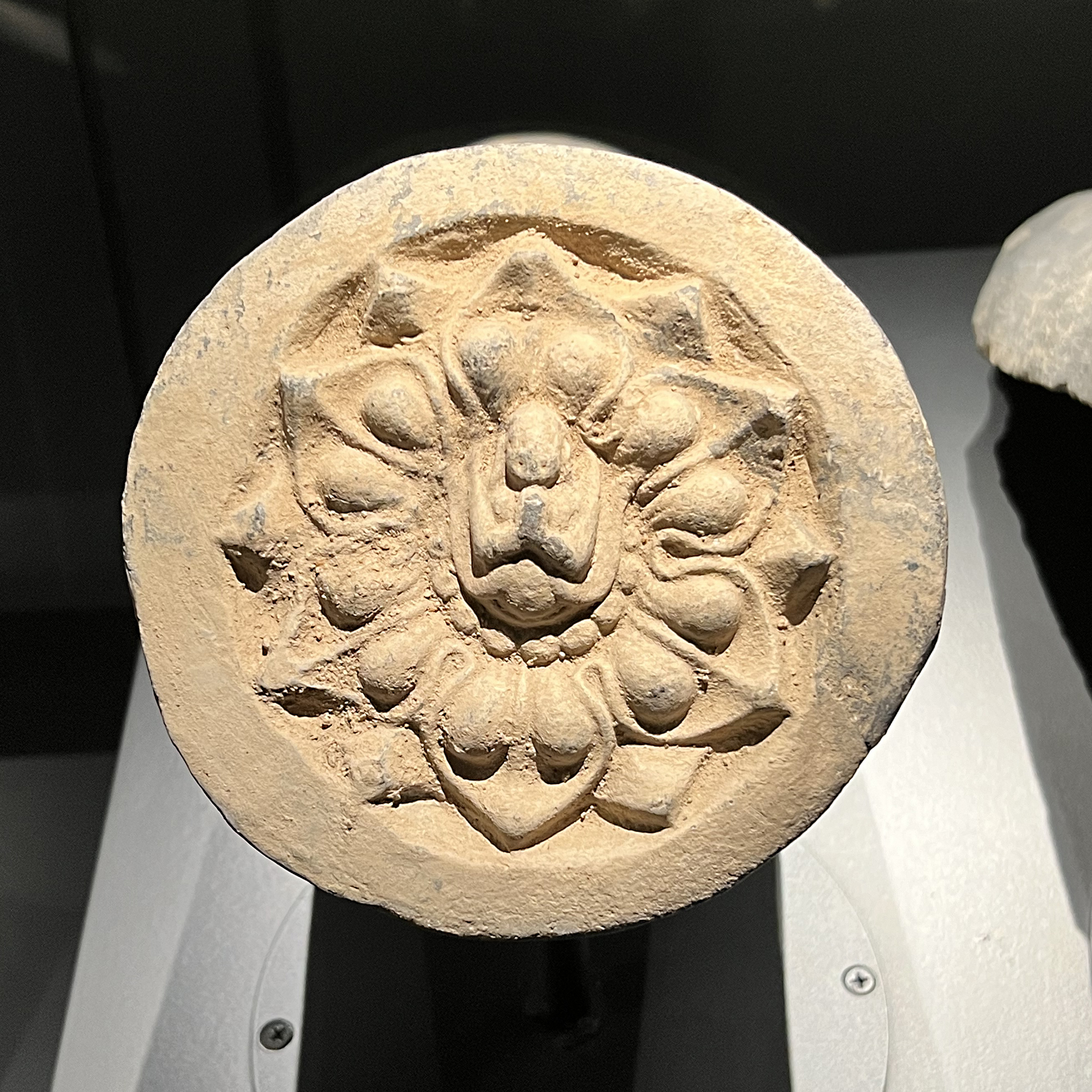 吉语瓦当 莲花纹瓦当(上)(之十三)大同北魏明堂遗址博物馆