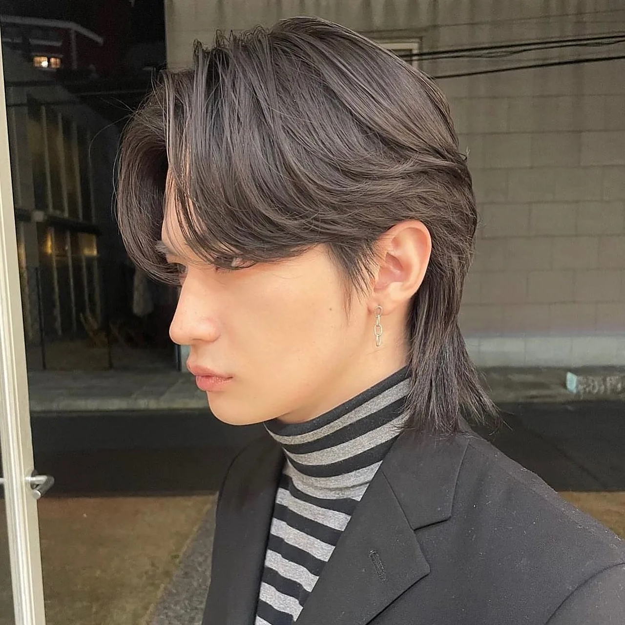 狼尾鲻鱼头成为年轻男生首选发型,其灵感来源于鲻鱼和狼的尾巴,头顶