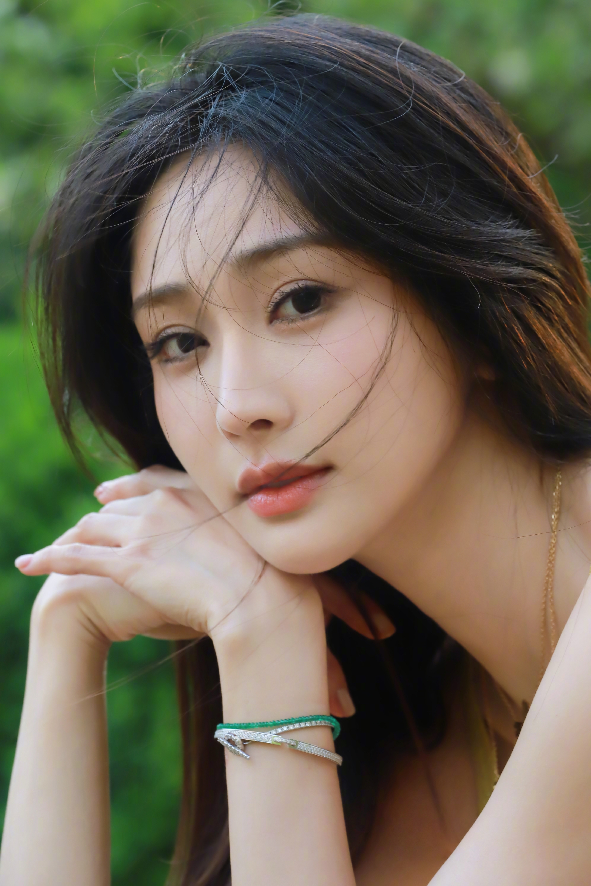 解锁性感新高度陈冰条纹修身吊带长裙写真优雅与妩媚的完美邂逅