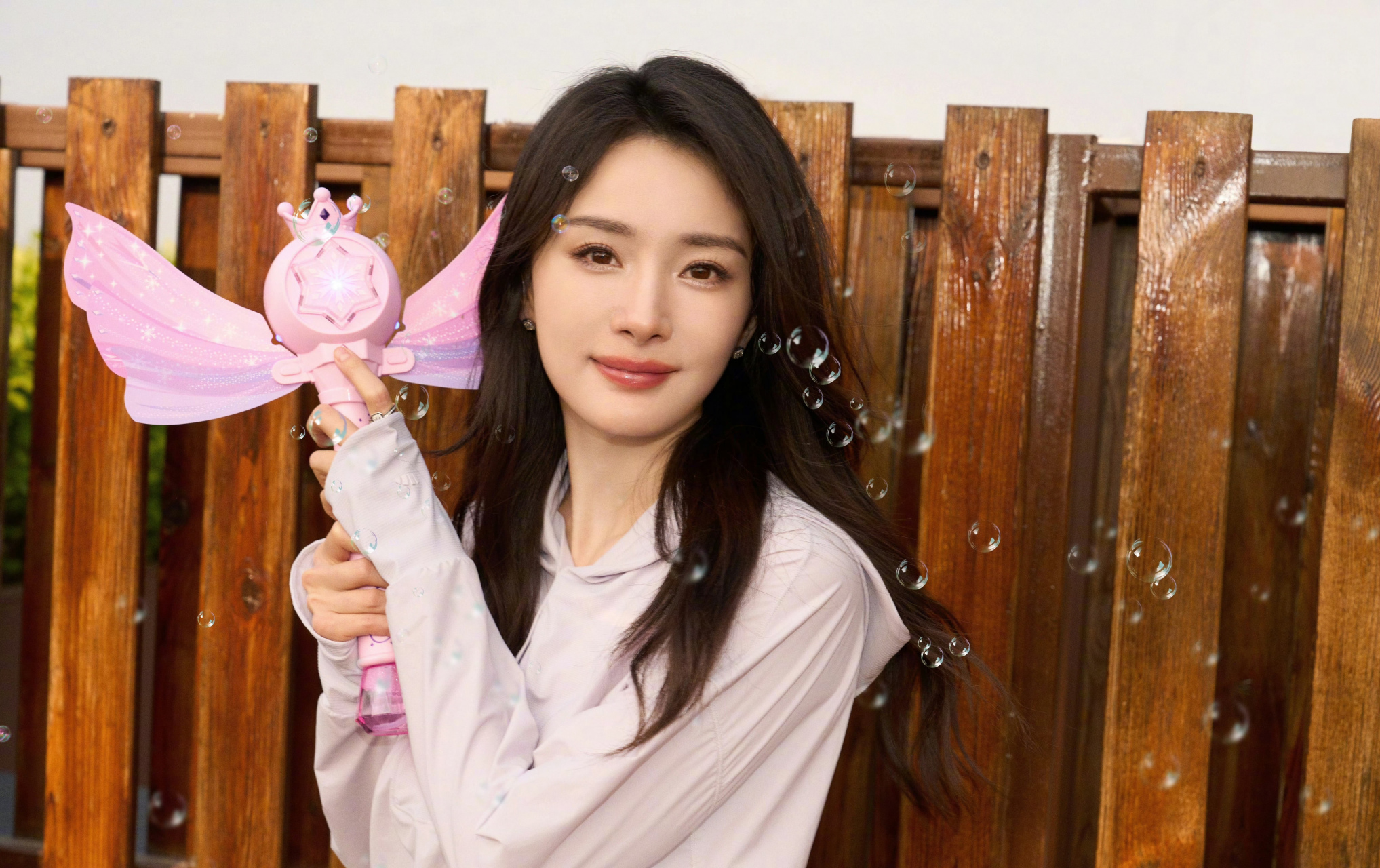 杨幂,黑色短裙,满满少女感!