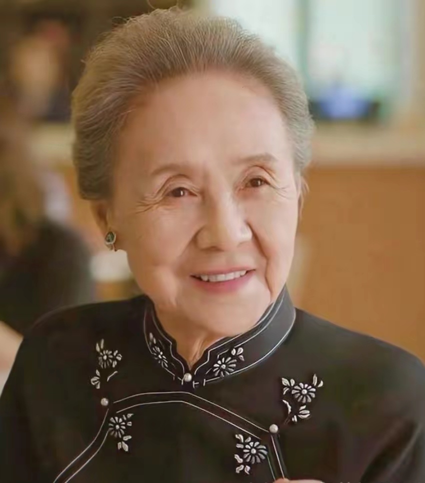 剧中气质温婉的吴彦姝饰演的陈奶奶,身着旗袍,在养老院里悠闲漫步