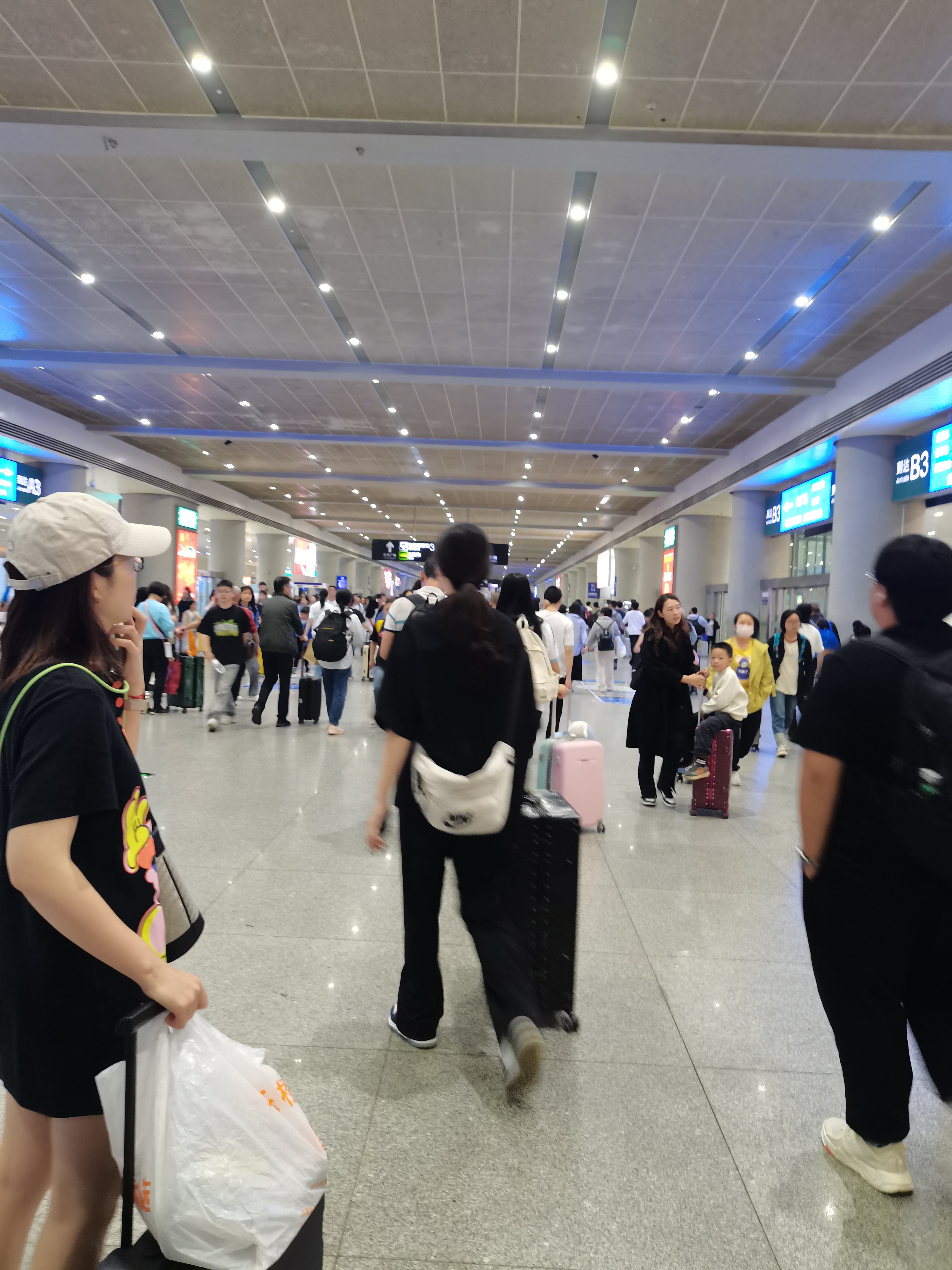 成都东站汽车客运站小tips: 1,一定要带身份证坐长途汽车,就不用排队