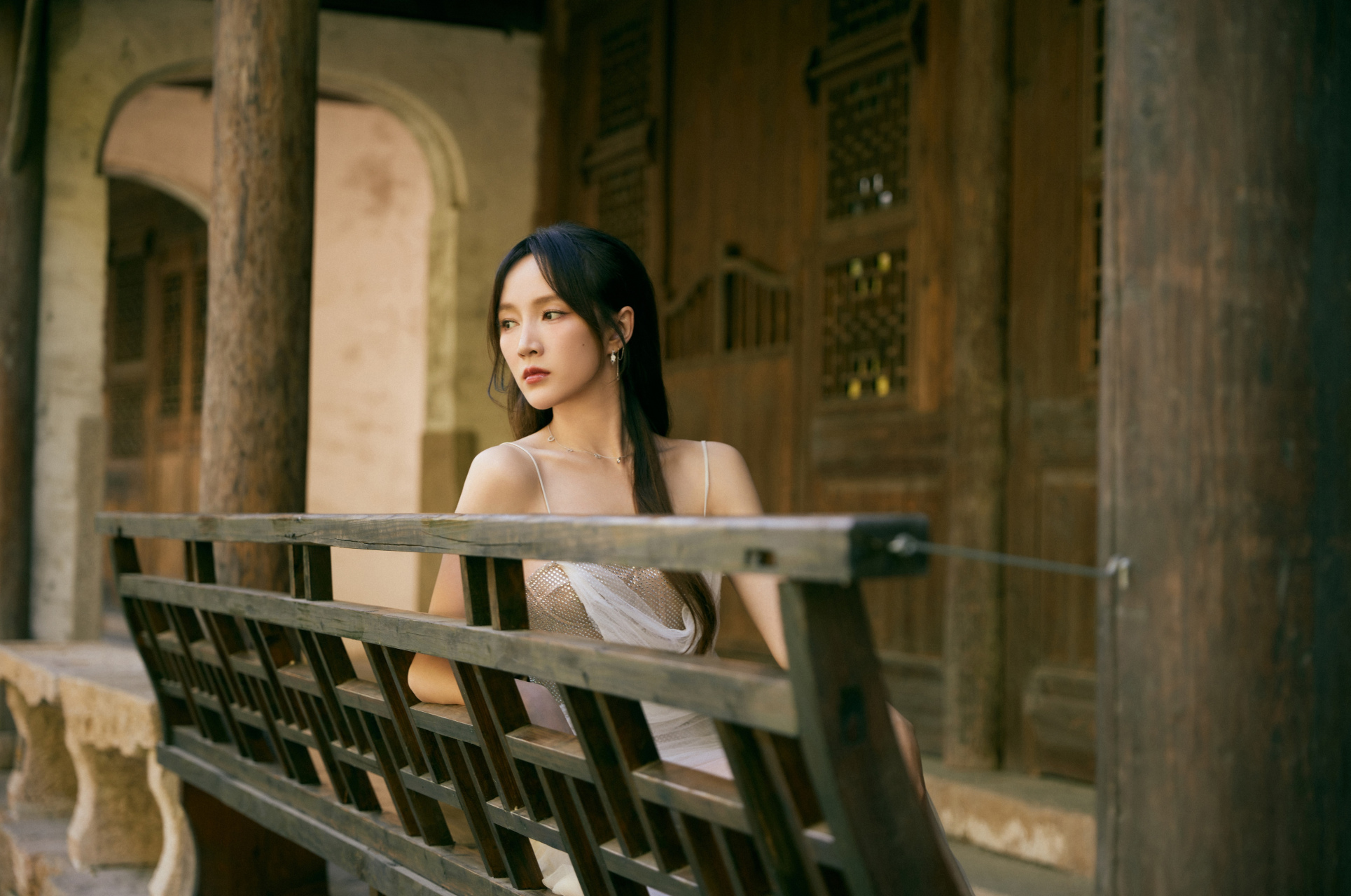 孟佳,白色吊带纱裙,性感迷人!