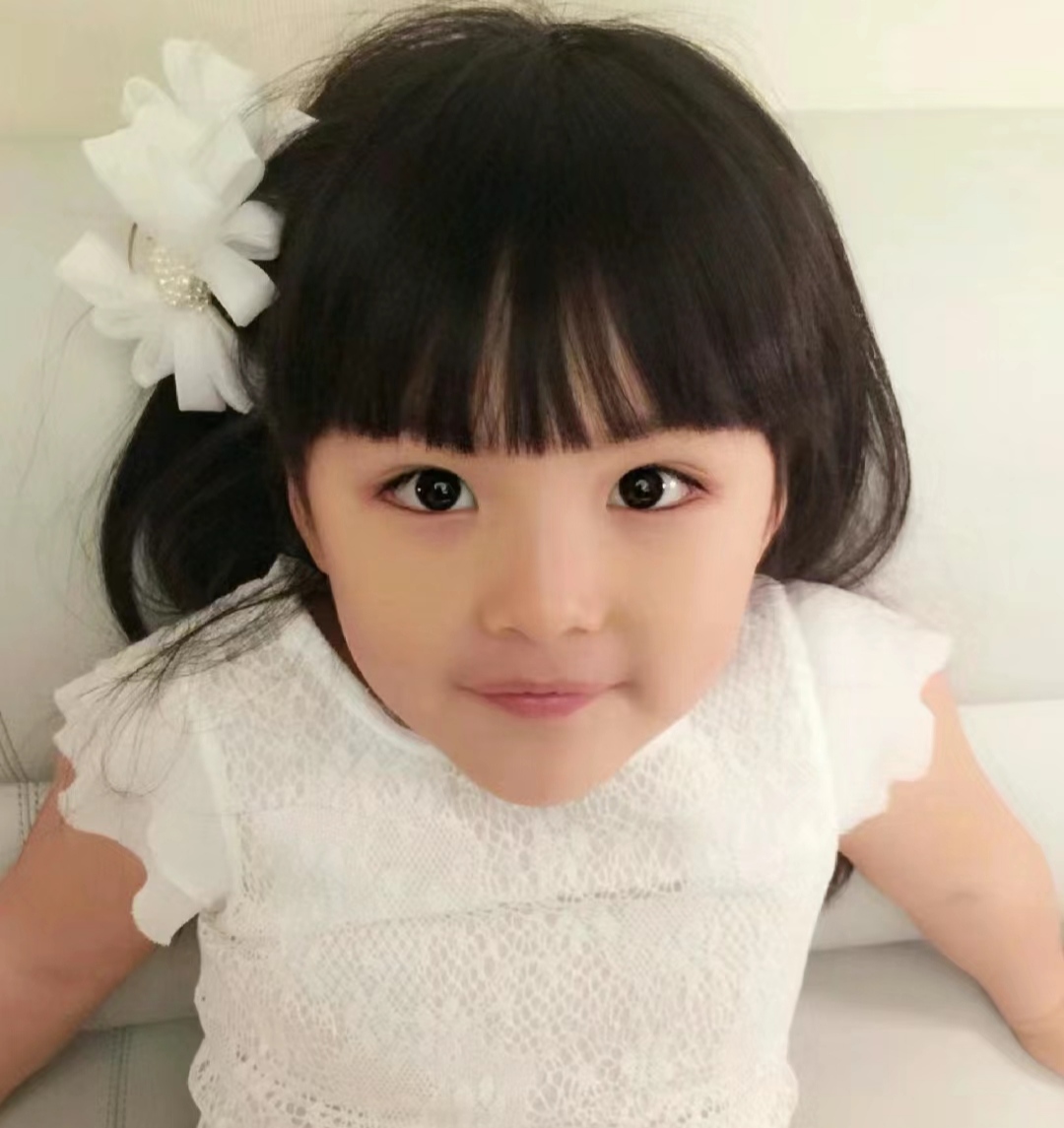 王诗龄小时候的照片,看起来确实很可爱,而且她的整体状态,一看就是被