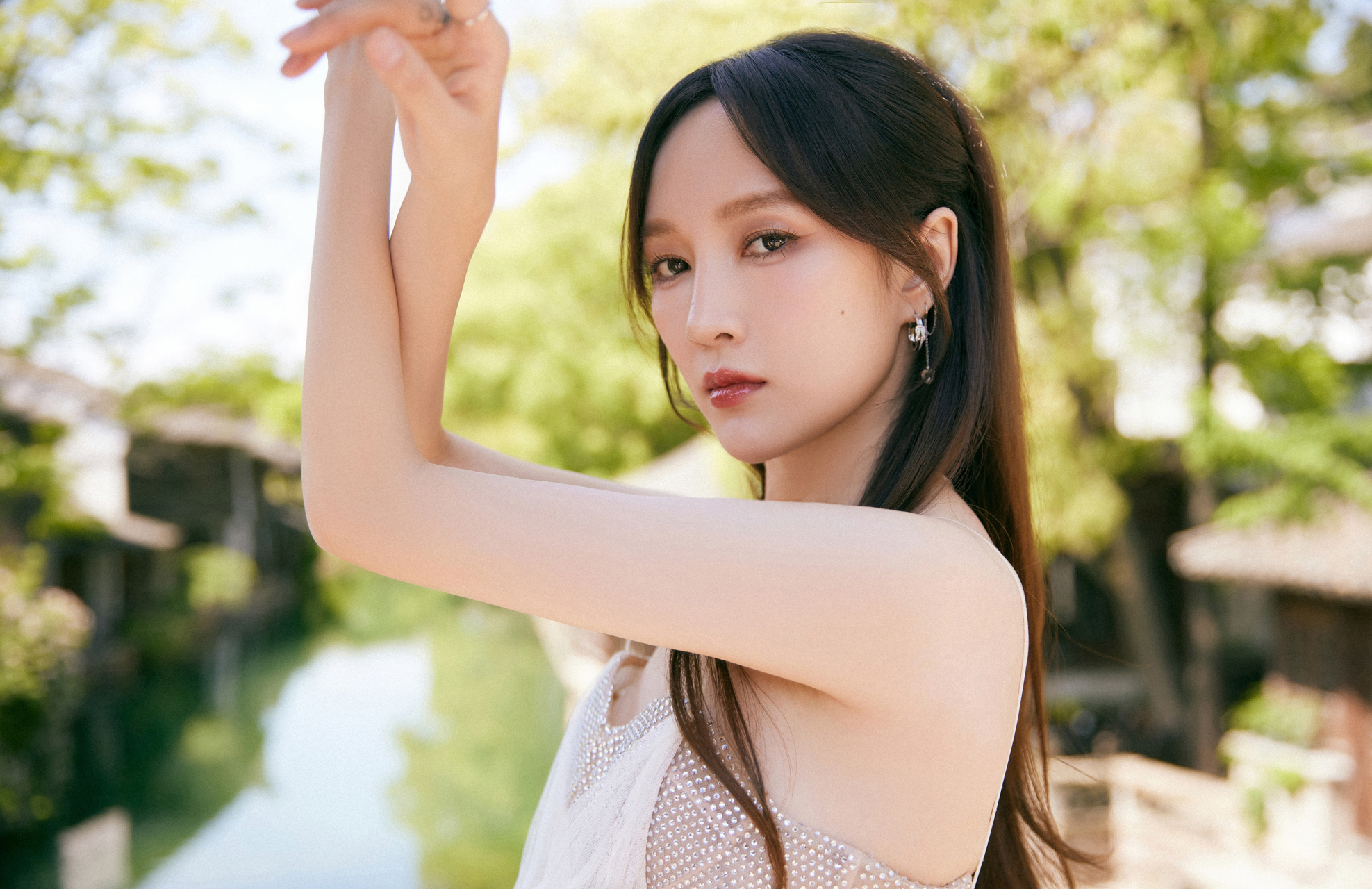 孟佳,白色吊带纱裙,性感迷人!