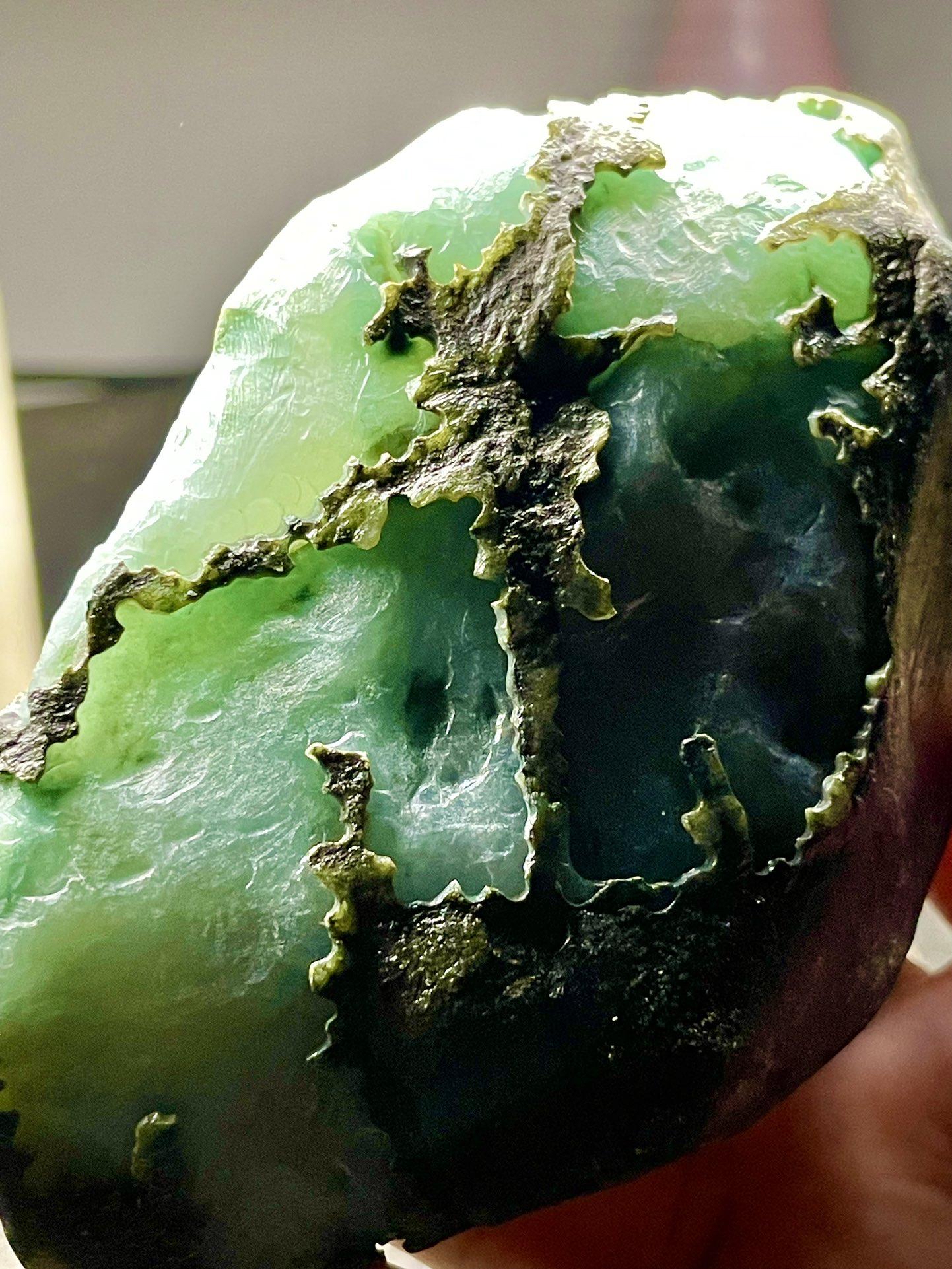 开窗冰飘花的翡翠原石,颜色漂亮,有飘花一打灯全都绿了!