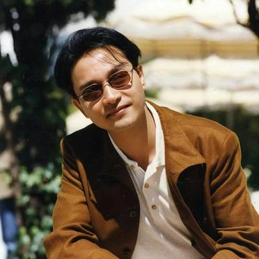 张国荣一组生图,身穿白色服装,外搭黄色上衣,配戴精致墨镜,真的好帅