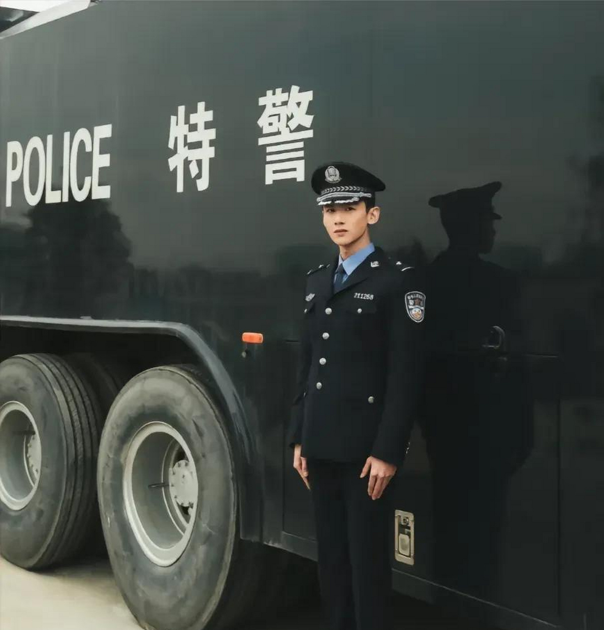 白敬亭警察照图片