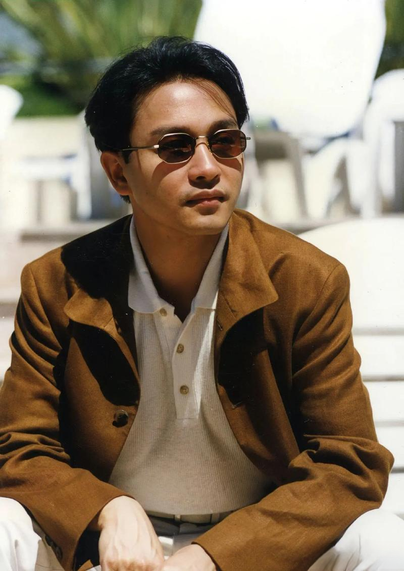 张国荣一组生图,身穿白色服装,外搭黄色上衣,配戴精致墨镜,真的好帅