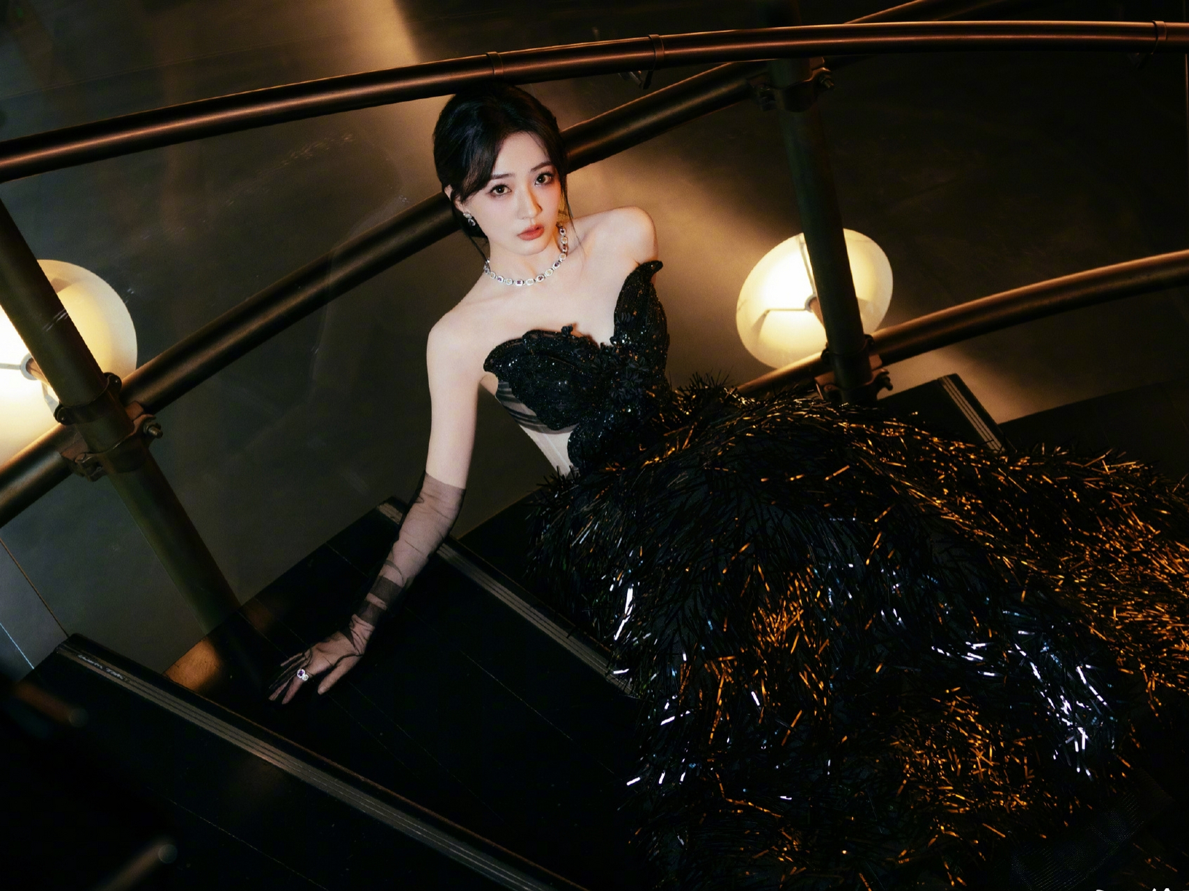 在最新公开的时尚大片中,徐璐这次的时尚大片令人惊艳,她的白拼黑抹胸