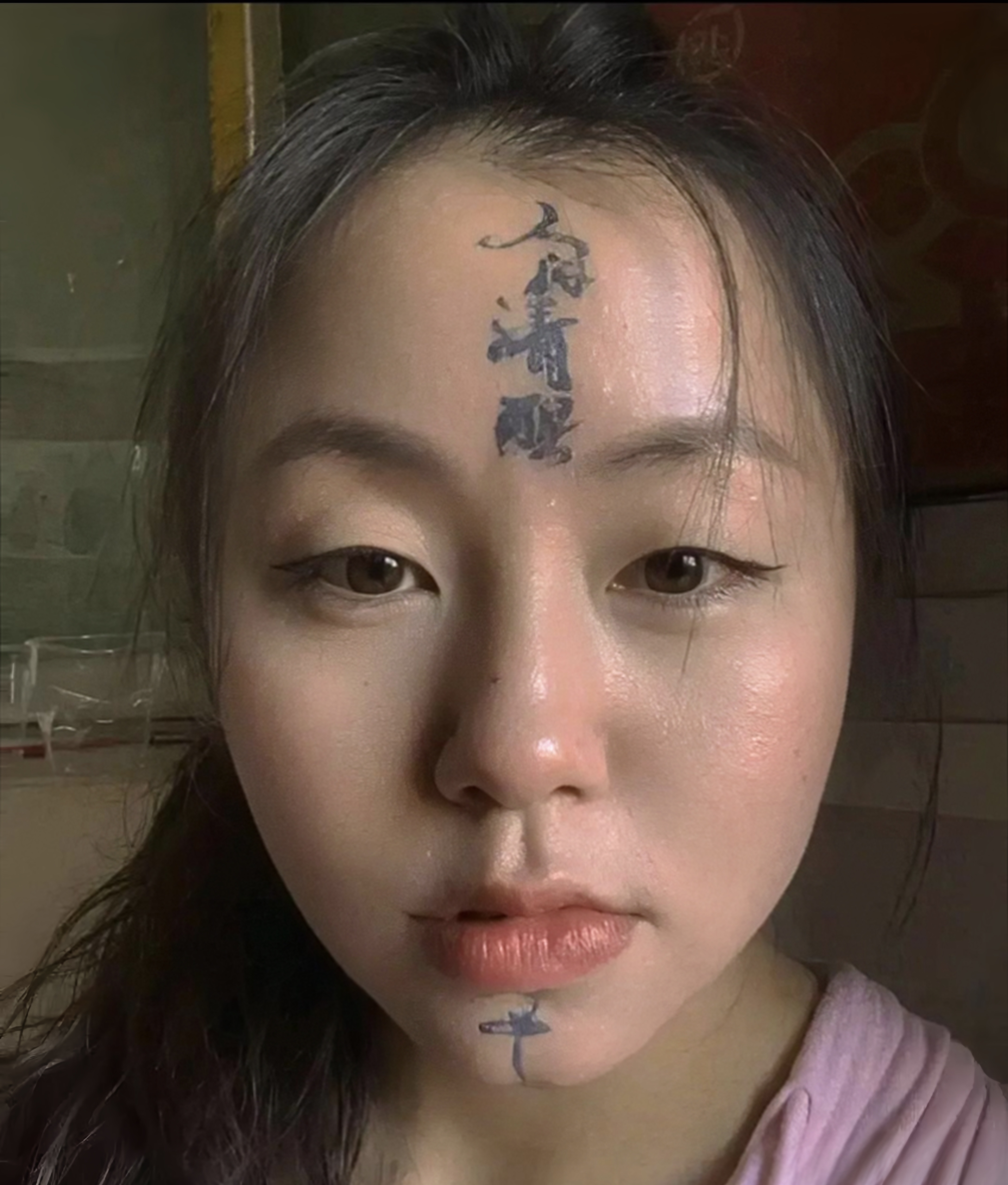 脸上纹纹身真的是废了,以后出门都得把脸遮起来,找对象都得先解释一下