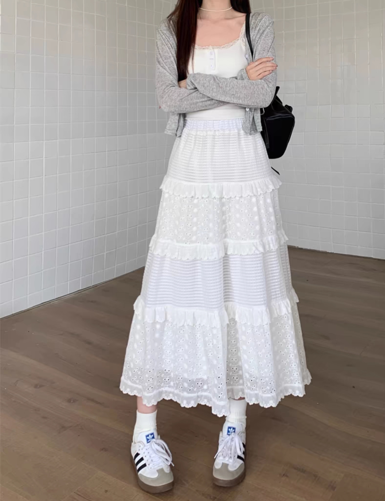 尤其是白色的款式,特别百搭不挑人. 你们喜欢蛋糕裙的什么穿法呢?