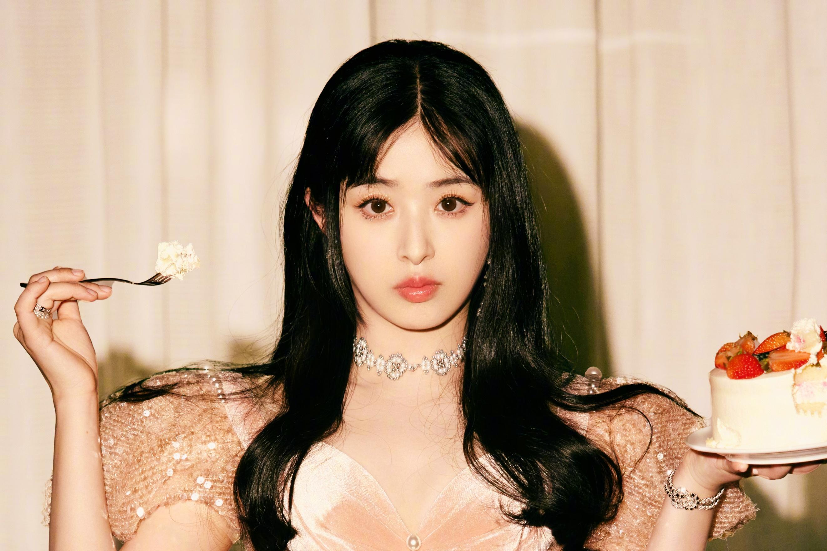 张含韵粉色v领亮片长裙,闪耀如璀璨星空!