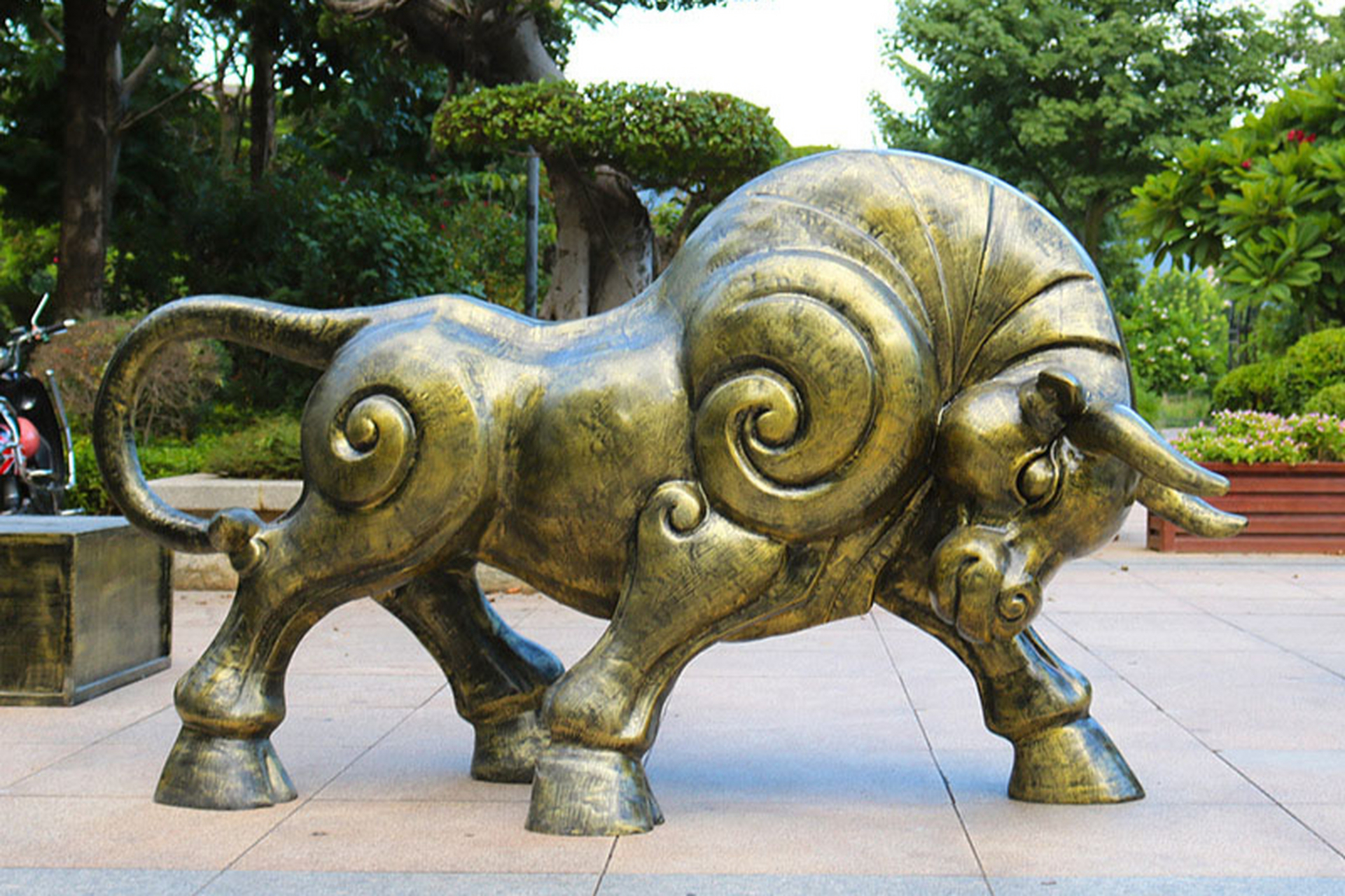 [原文:玻璃钢仿真抽象动物铜牛装.