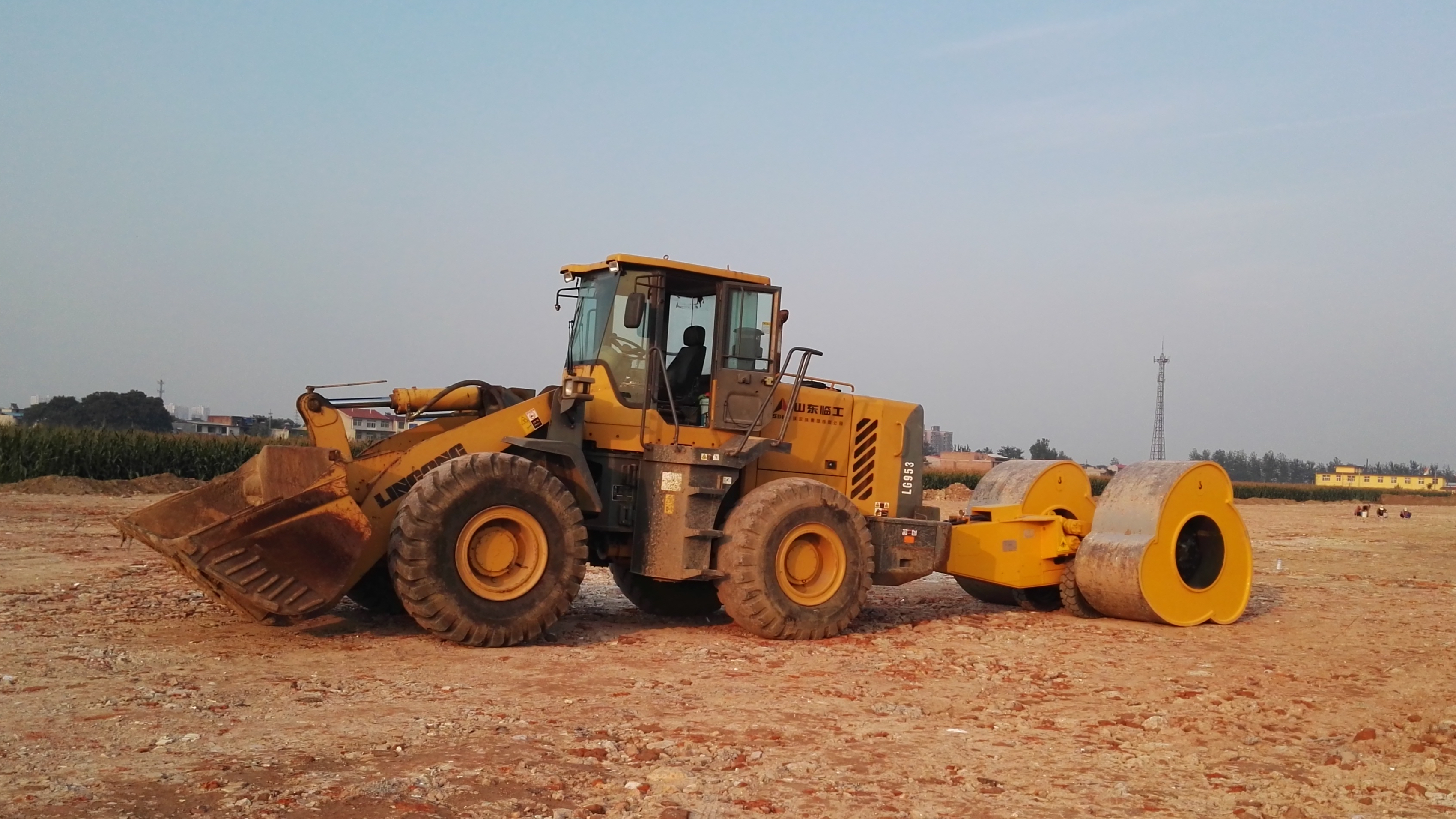 铲车拉的冲击压路机,通过铲车牵引冲击碾压轮,经济适用受欢迎!