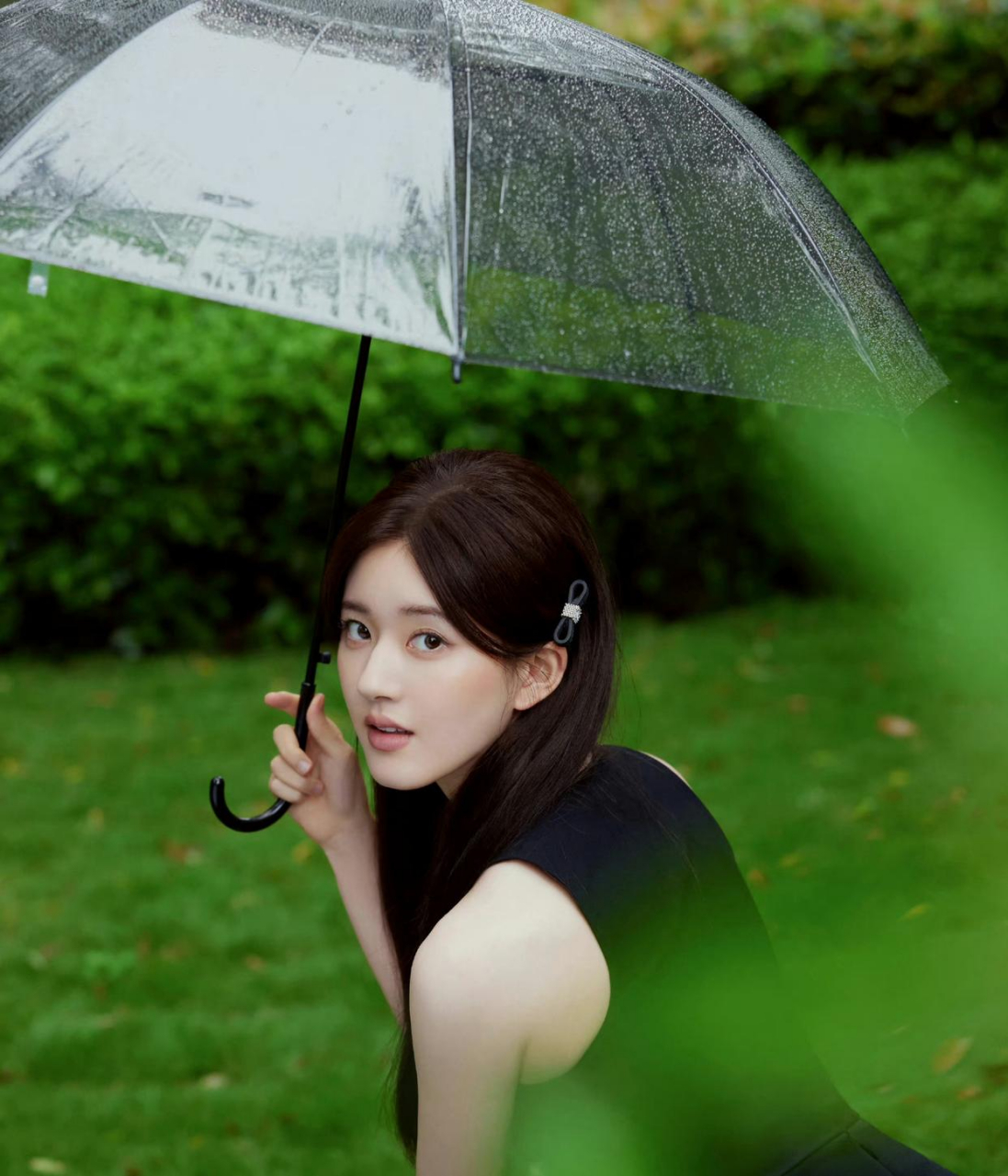 赵露思雨中撑伞照