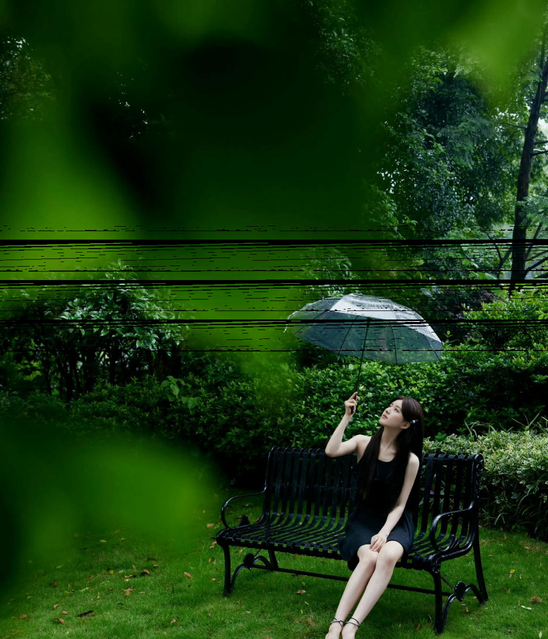 赵露思雨中撑伞照