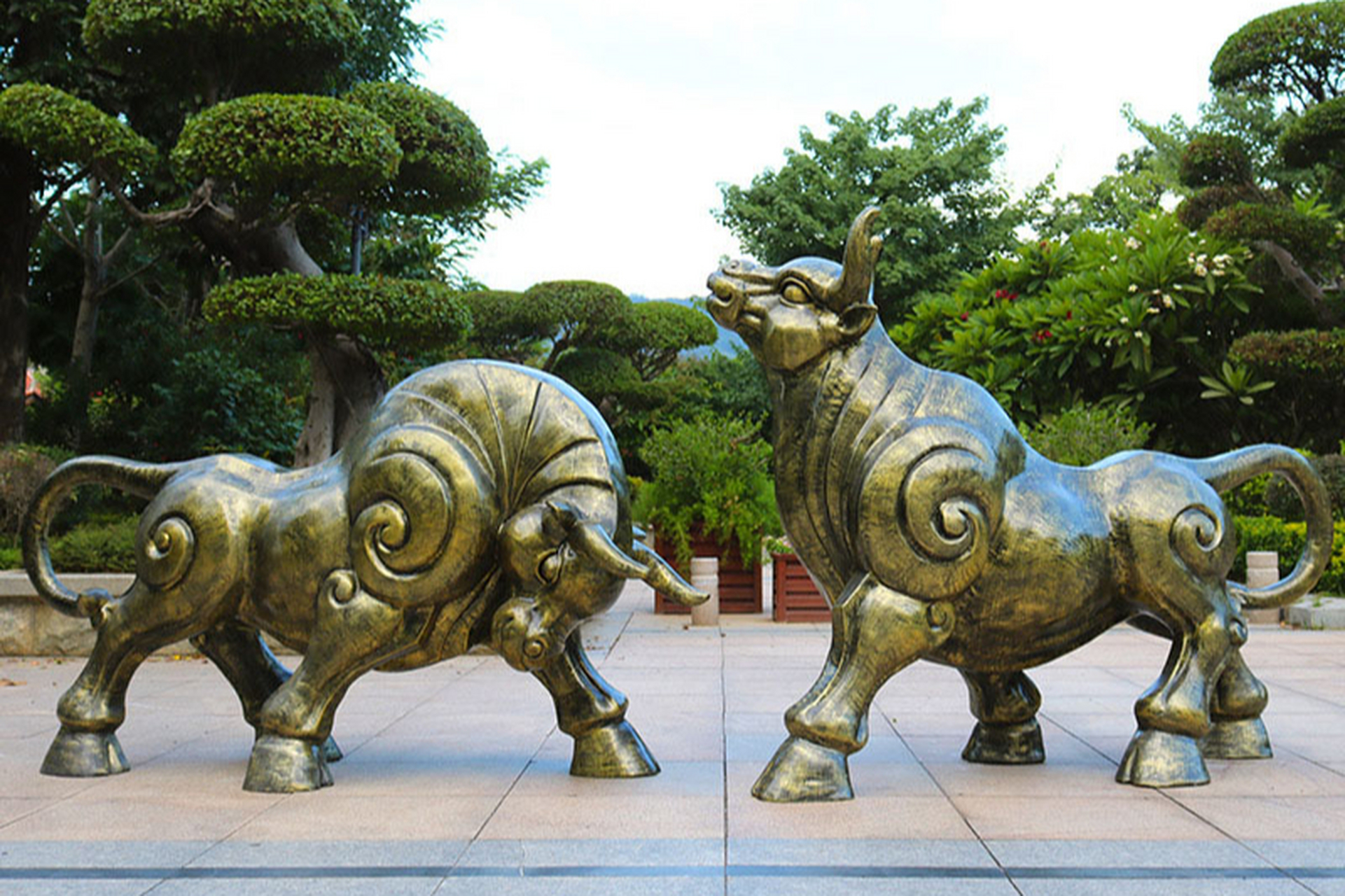 [原文:玻璃钢仿真抽象动物铜牛装.