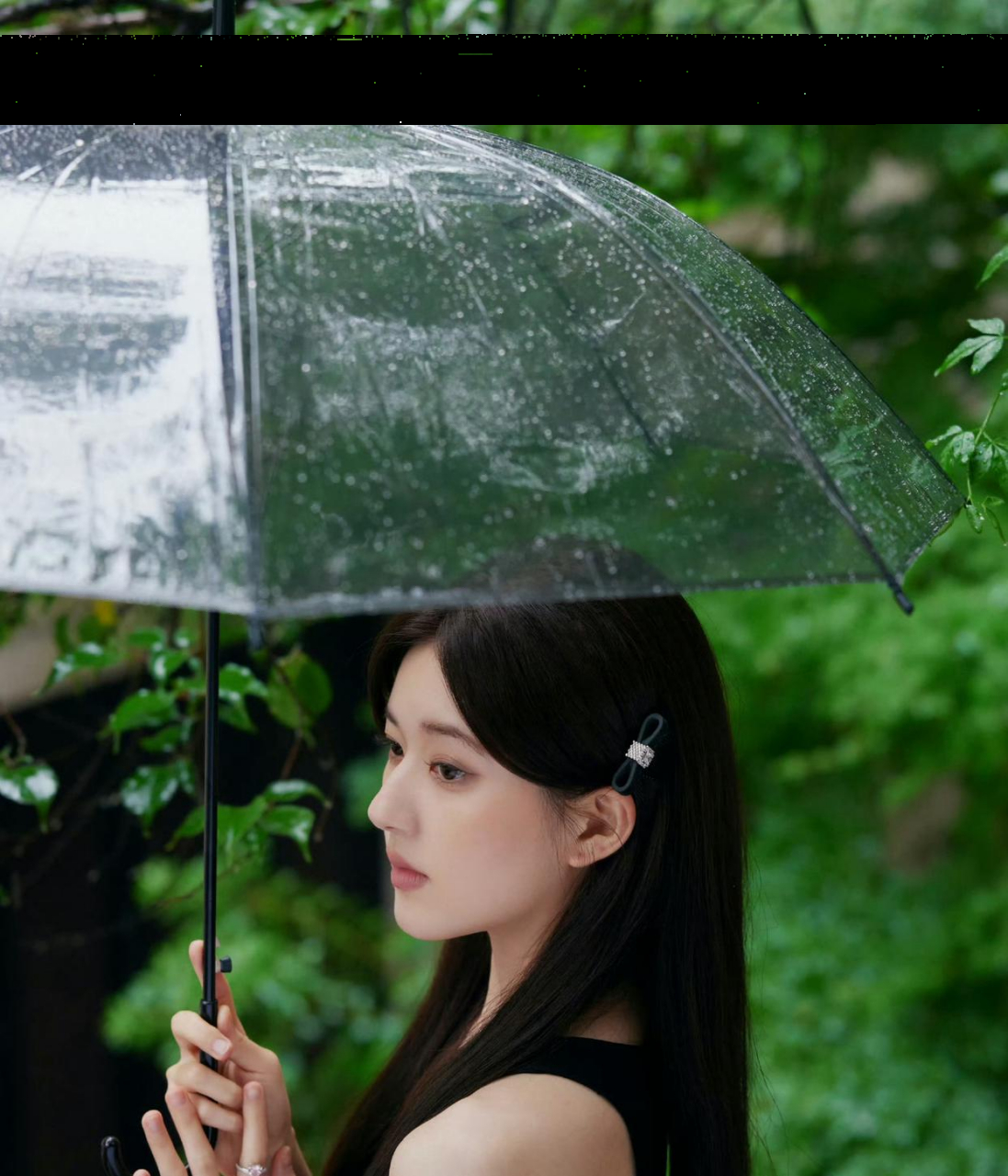 赵露思雨中撑伞照