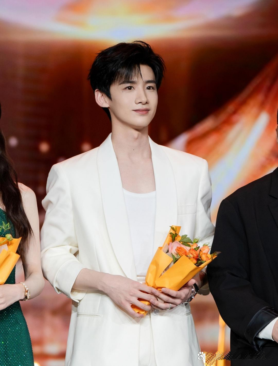 白敬亭同学荣获年度突破表演剧星荣誉