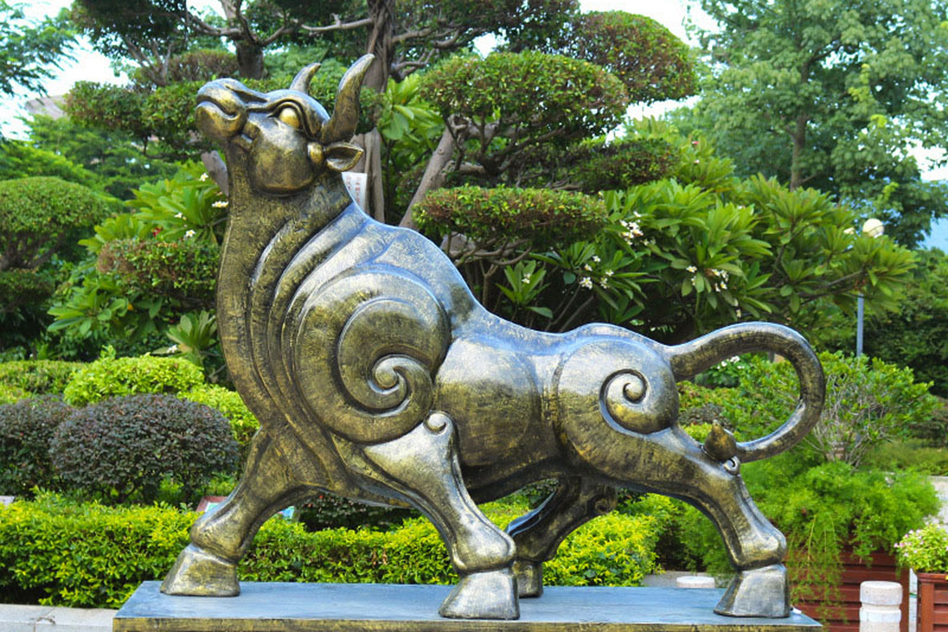 [原文:玻璃钢仿真抽象动物铜牛装.