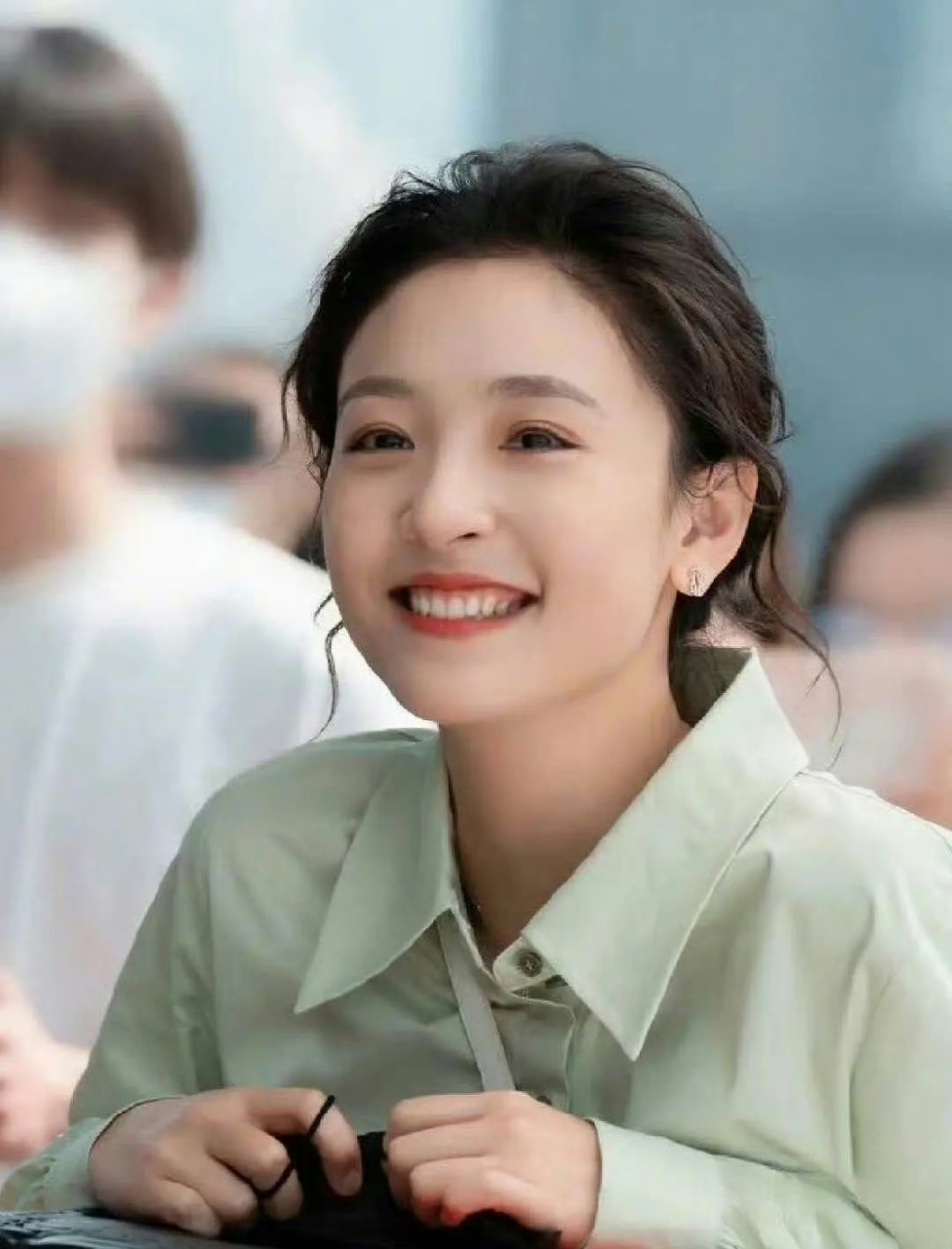 章若楠笑起来有点像吴倩.