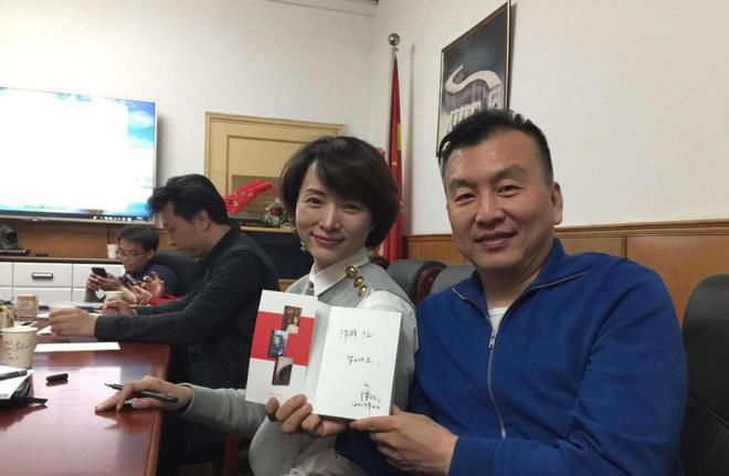 岁月流转,主持人风采依旧着岁月的流转,回望陪伴我们成长的身影