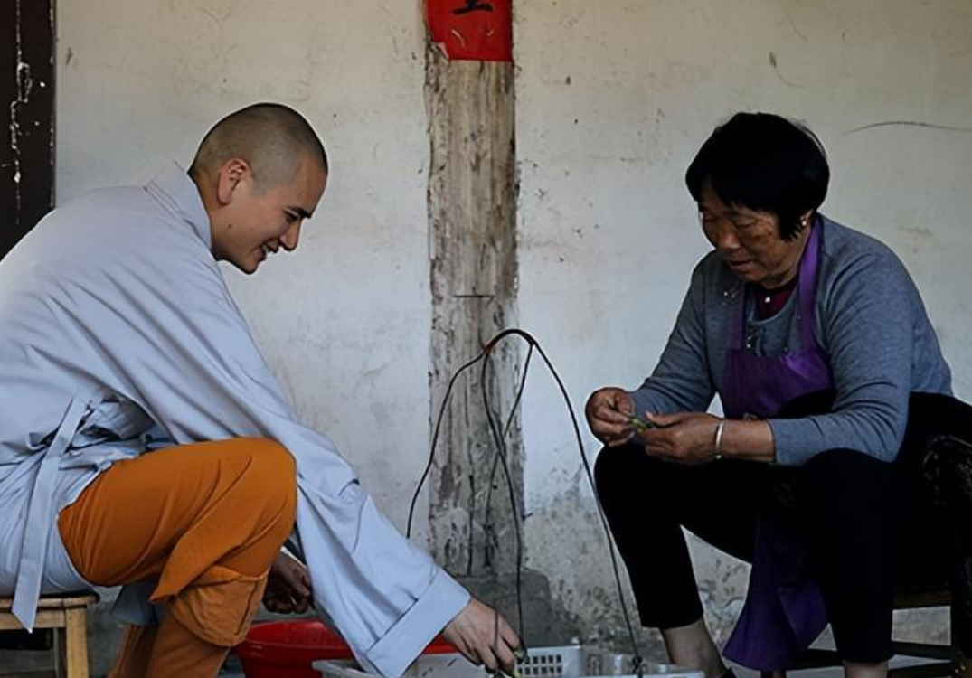 现如今释明心已经42岁了,被询问是否还俗的时候,他肯定的摇了摇头.