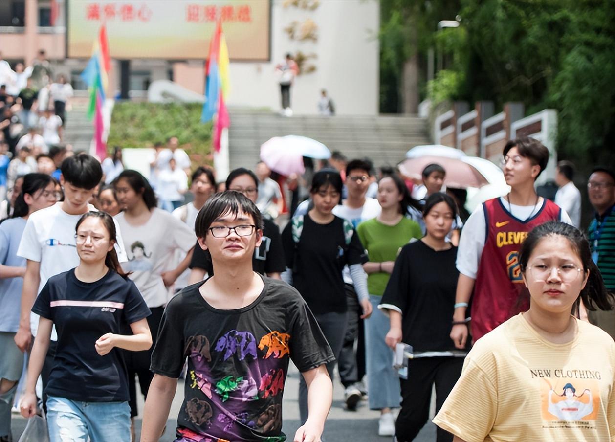 2019年高考,小伙一出考场就哭着当众给母亲"下跪",后来考多少分