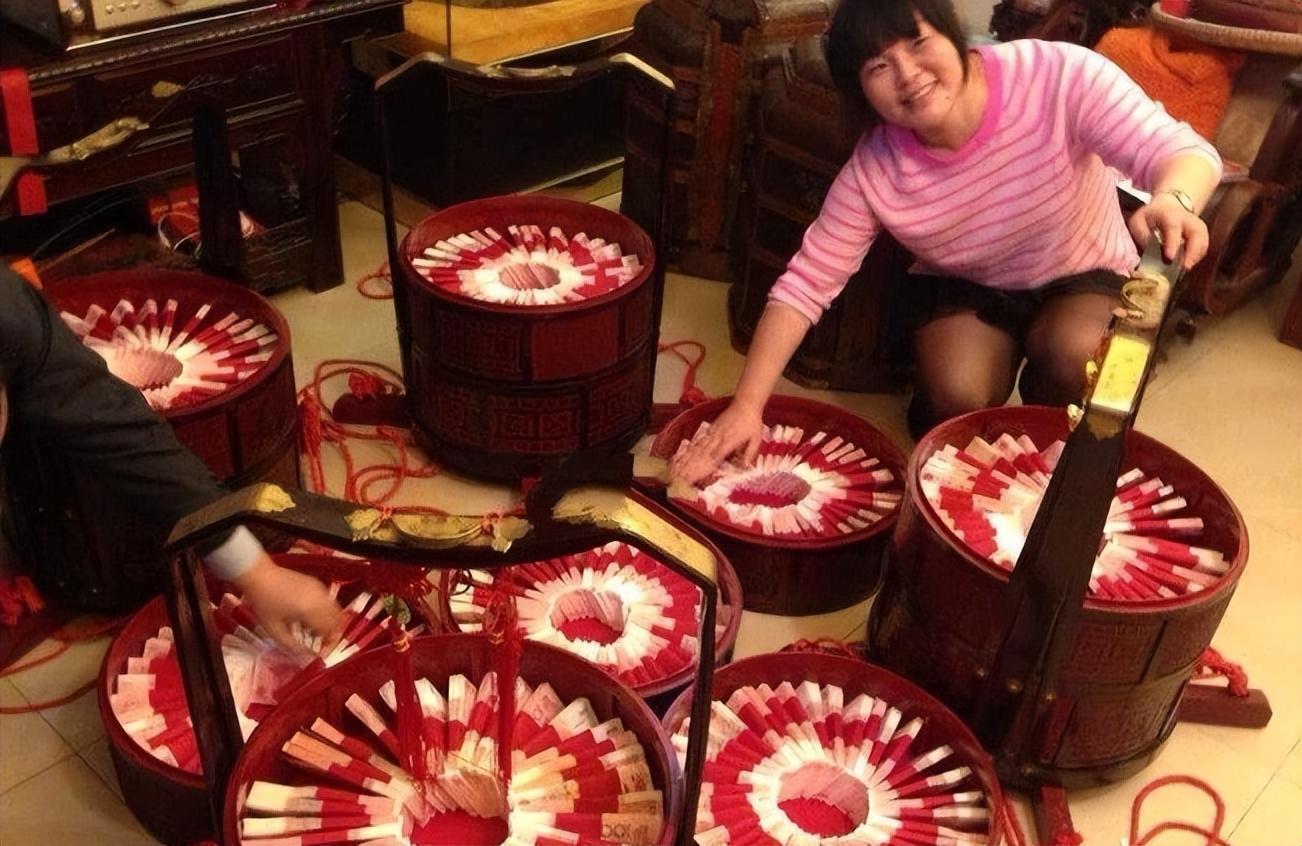 2017年,河南老汉凑儿子彩礼欠20多万,为何儿子新婚夜"锤杀"新娘?