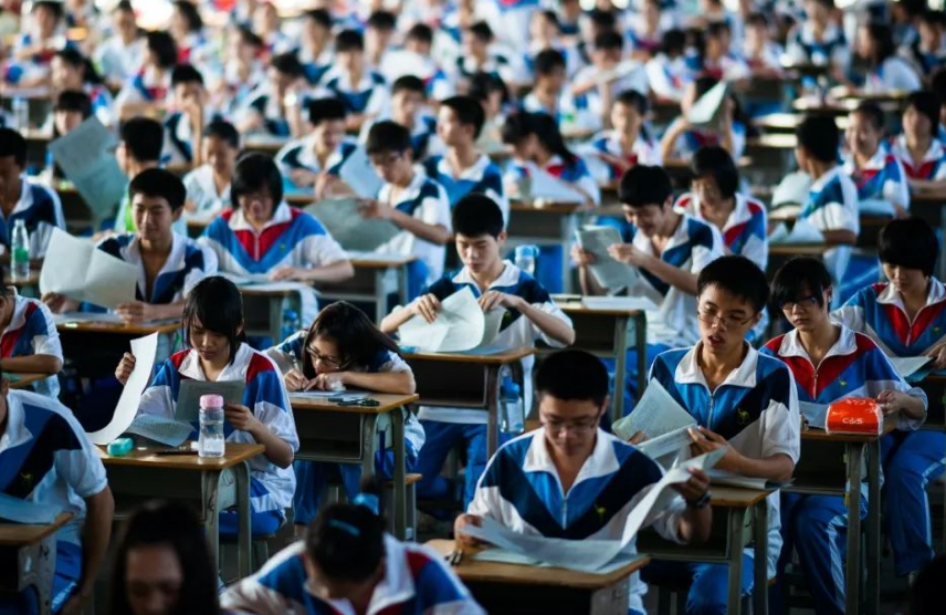 回顾湖南高考,一出考场就"一字马"的女考生,后来高考多少分