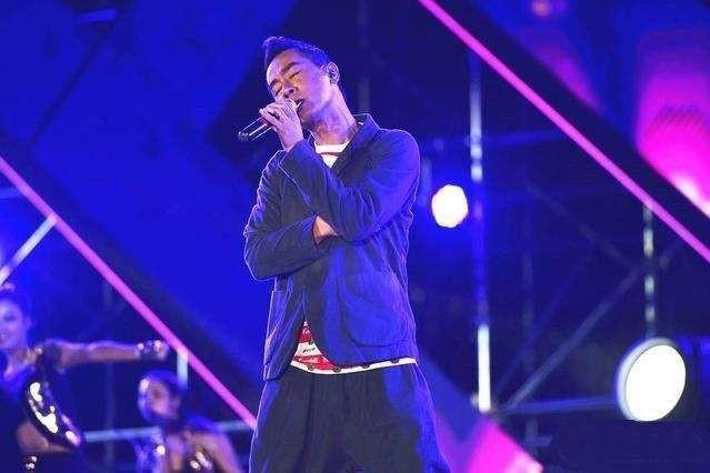 回顾陈小春:从问题少年到孝子,艰难成名母亲患癌带母亲四处求医