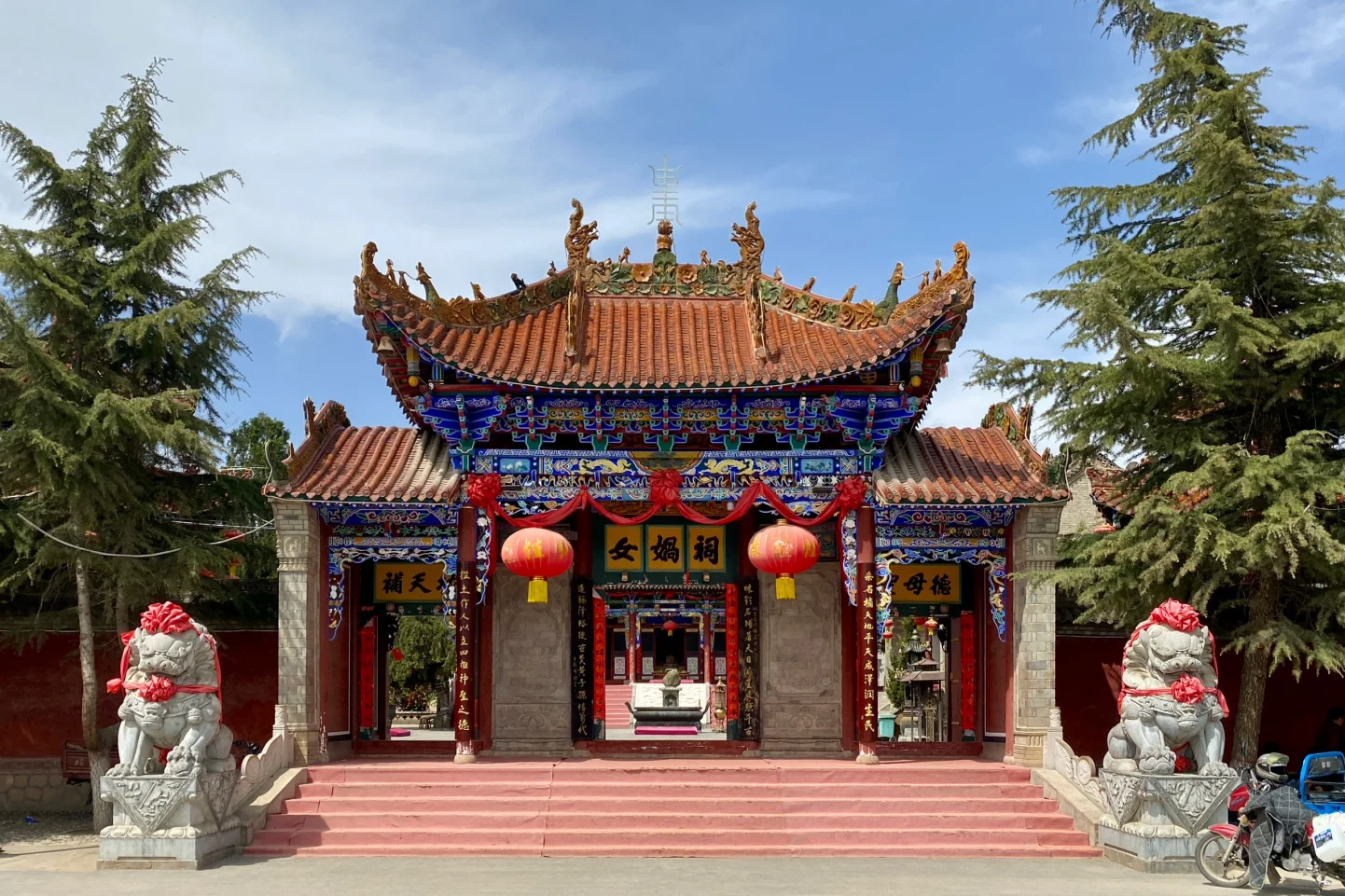 为缅怀她的伟大贡献各地建立了众多庙宇:甘肃秦安,河南西华
