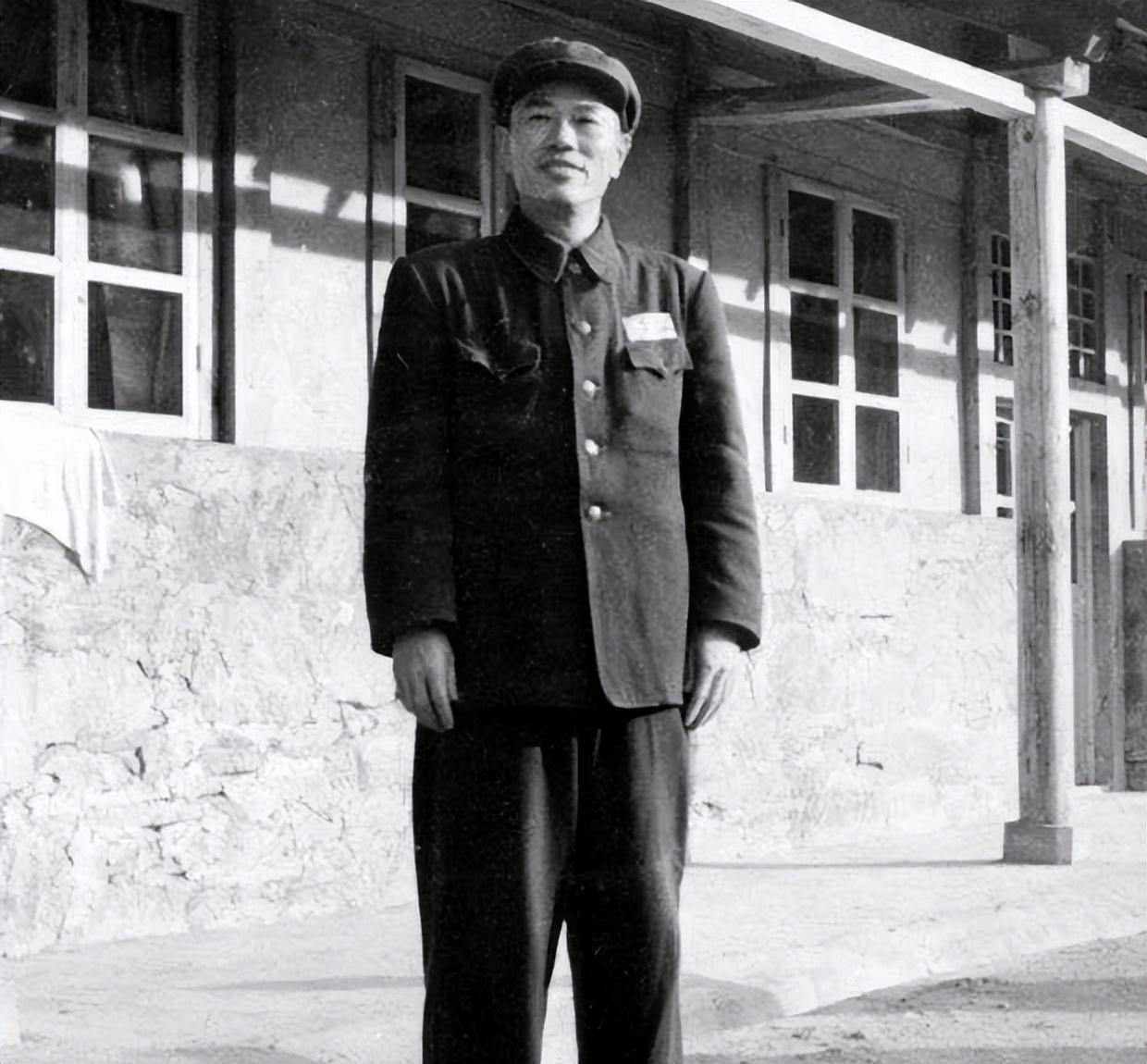 1959年9月,邓华因种种原因被调离军队,中央决定他担任四川省副省长