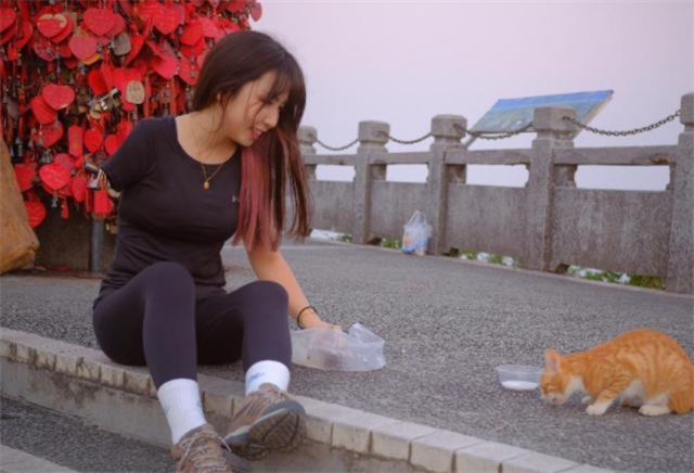回顾:90后独臂女孩:考上211被多人表白,单手掌控的人生同样精彩