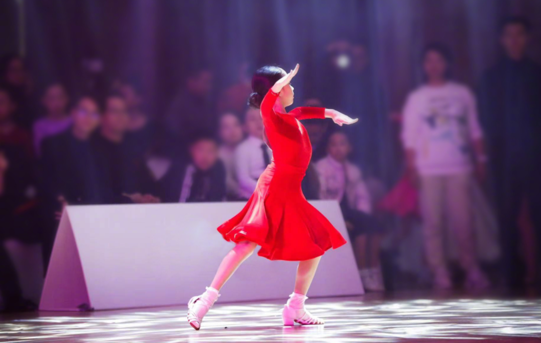 孙俪邓超为女儿庆生,小花妹妹10岁了,脸蛋儿被爸妈亲