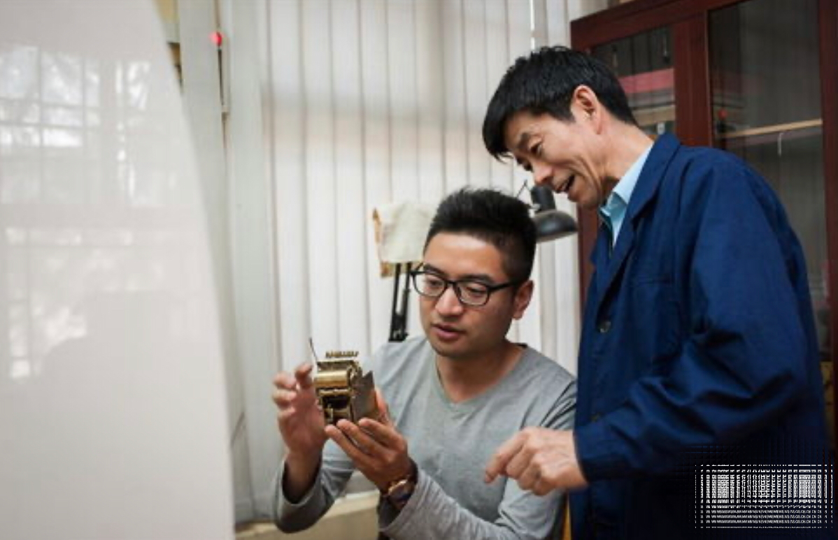 2005年,24岁北京小伙,进故宫修古钟表,现在收2个徒弟