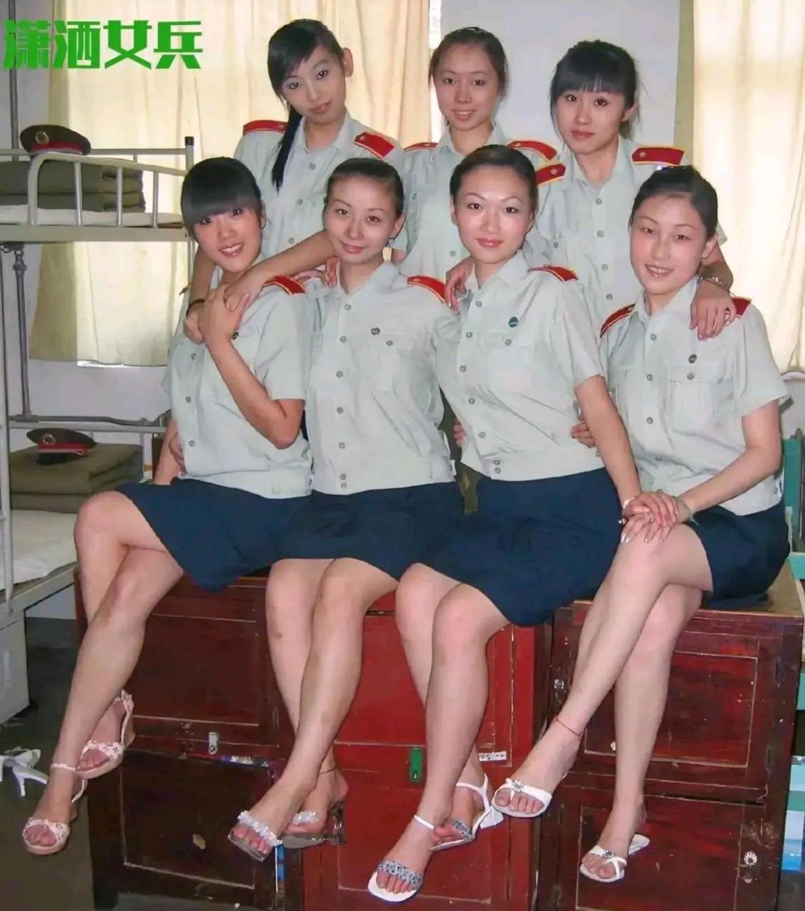 女兵可以抹指甲吗?可以穿这样的鞋吗?