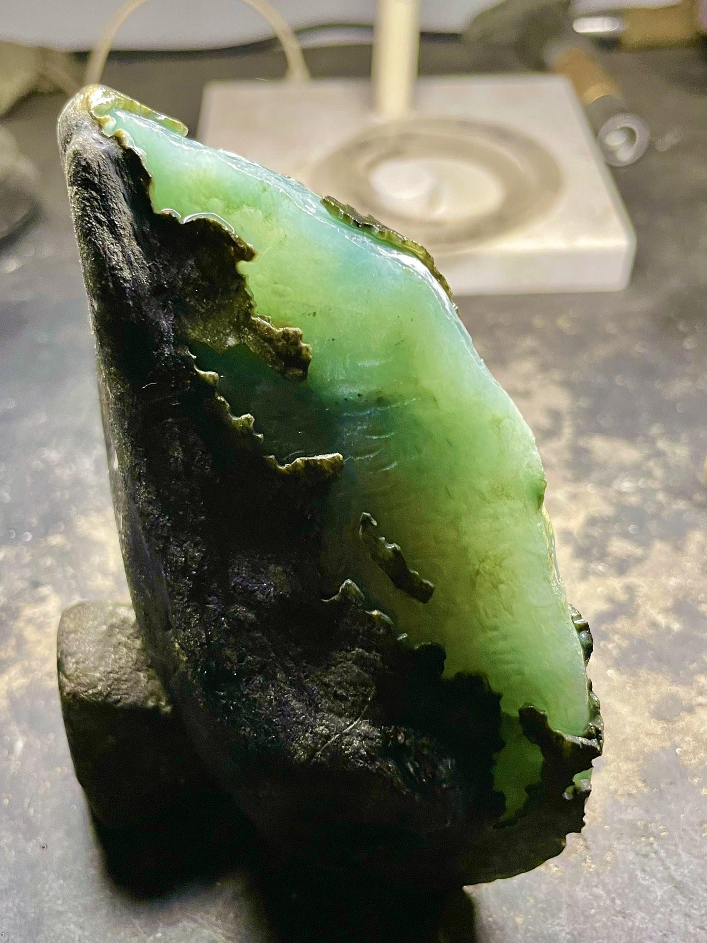 开窗冰飘花的翡翠原石,颜色漂亮,有飘花一打灯全都绿了!