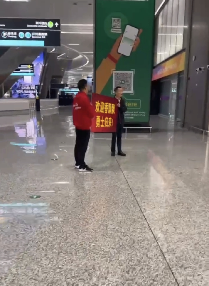 【香飘飘董事长现身机场接赴日回国员工】最近,香飘飘