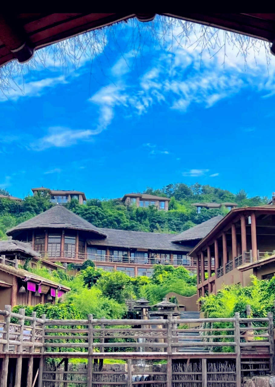 万泉湖风景区位于林州市南部的淇,淅河交汇处,是国家4a级旅游景 