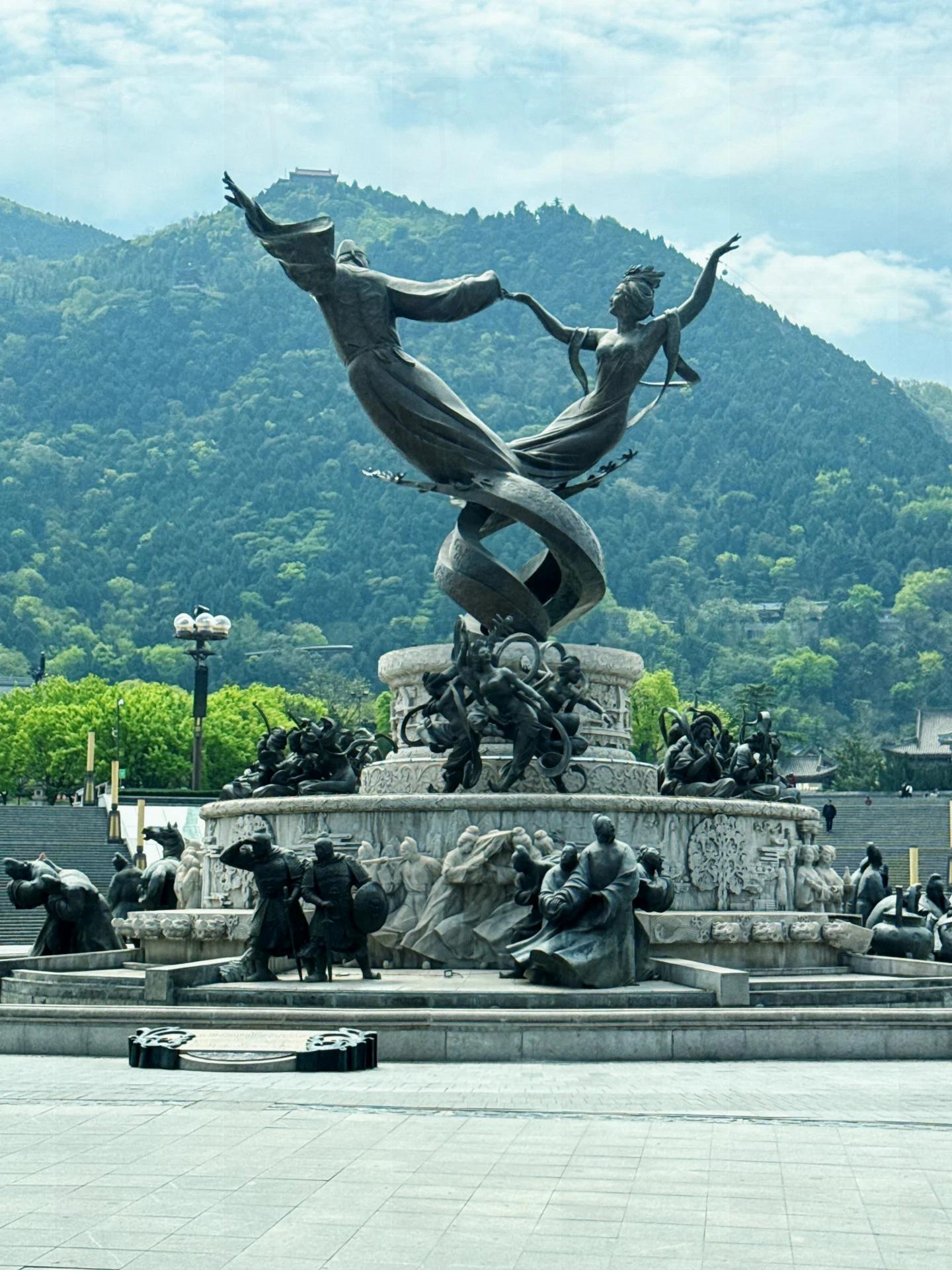 华清宫景点介绍  简介:华清宫是唐代封建帝王游幸的别宫.