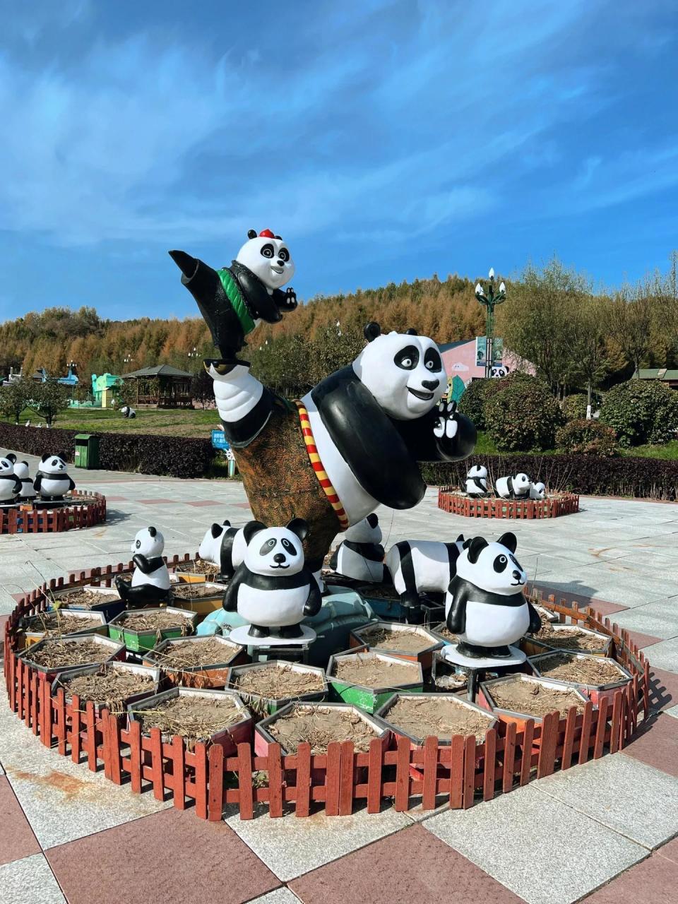 亚布力熊猫馆门票  一直都听说哈尔滨周边有个能看大熊猫的地方,那就