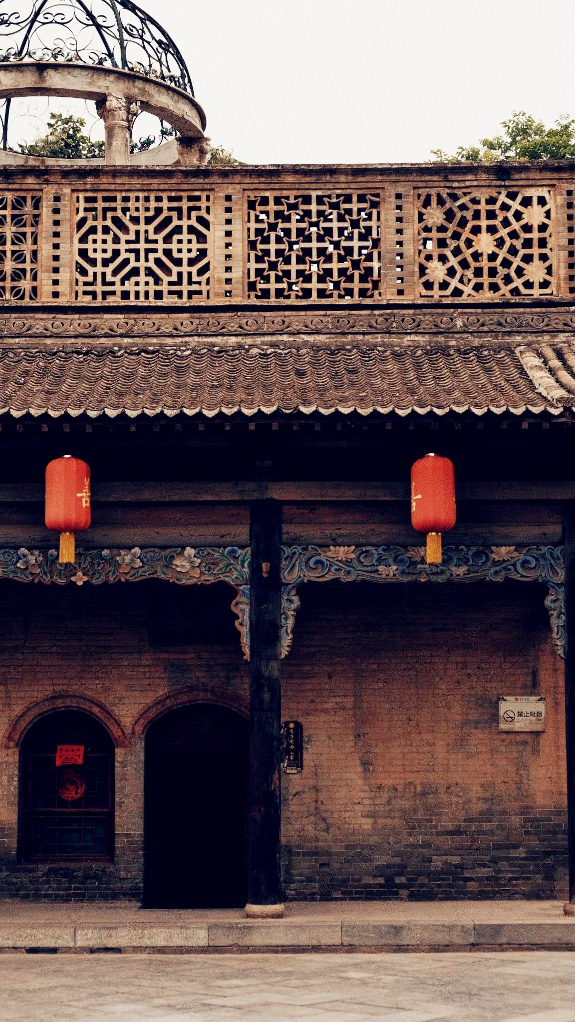 李家大院简介  "慈善世家":李家大院坐落在山西省运城市万荣县闫景村