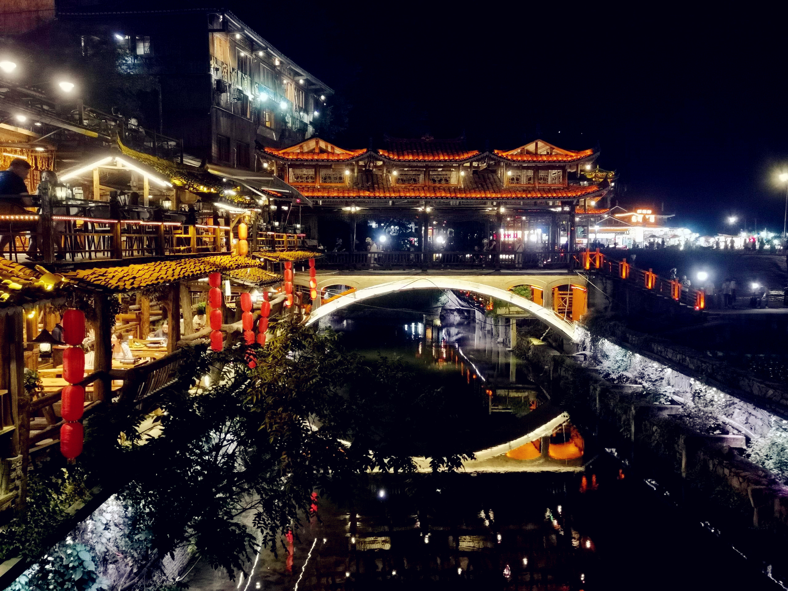 西江千户苗寨住宿攻略与门票  千户苗寨,世界上最大的苗族集居地,却