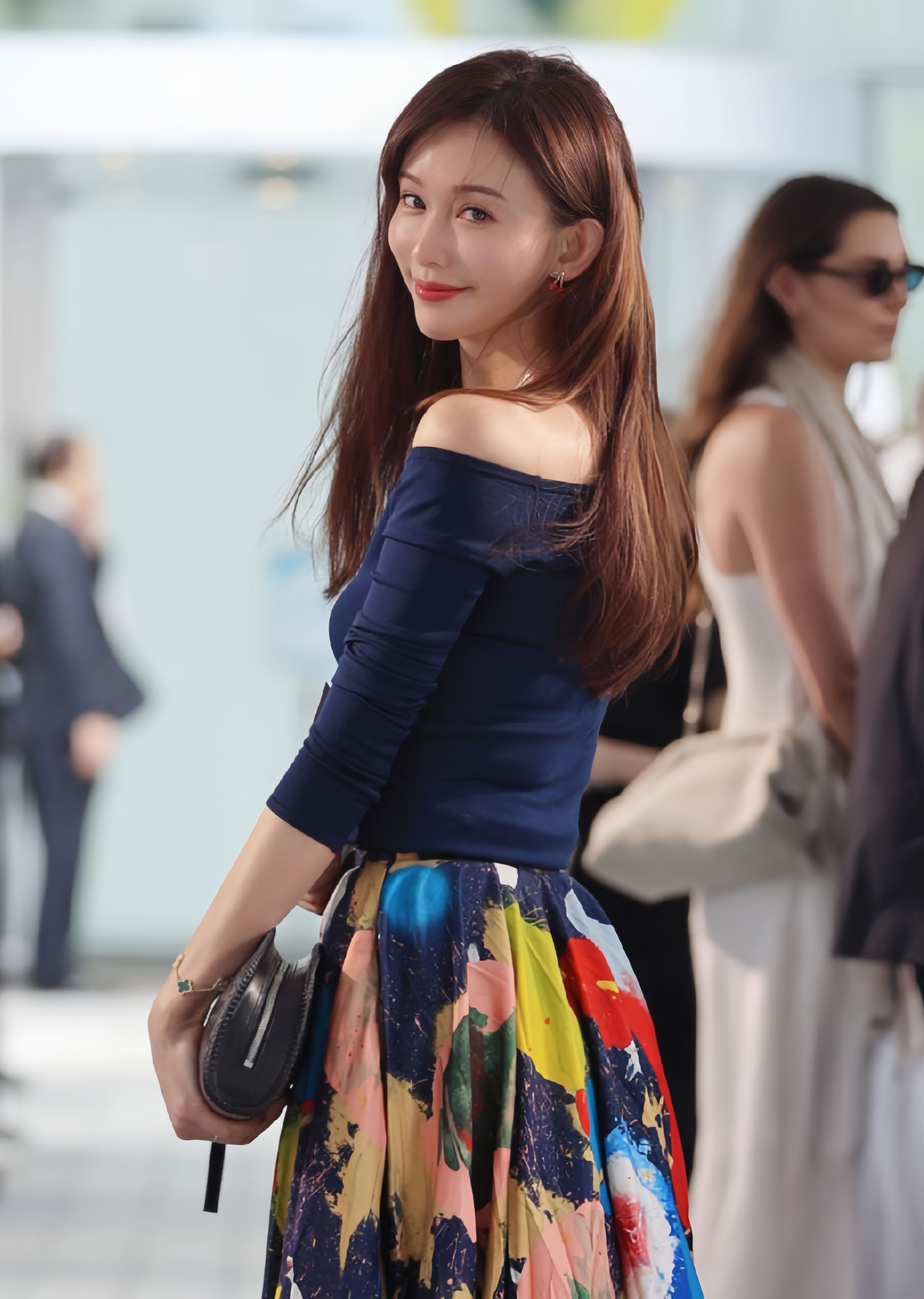 49岁林志玲出席活动皮肤白里透红似少女时尚穿搭又充满仙气令人忍