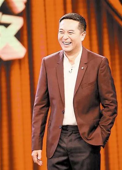 2009年,张嘉译找到上师希阿荣博堪布:"上师,我年纪轻轻就患有强直性