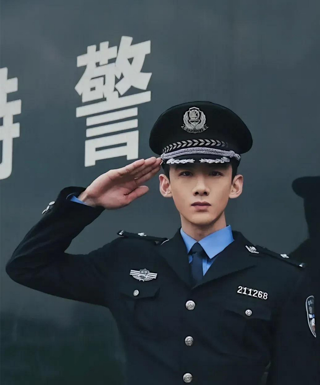 强烈建议白敬亭把制服焊在身上!