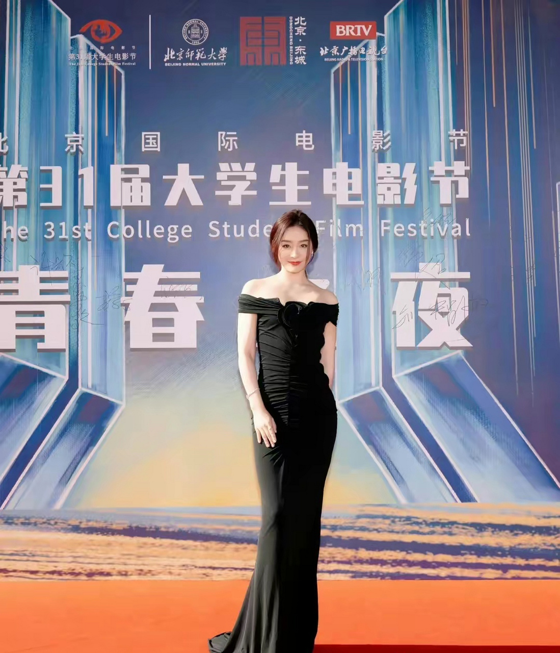 5月4日,袁姗姗亮相大学生电影节"青春之夜",如果不说,你还能认出寺痧